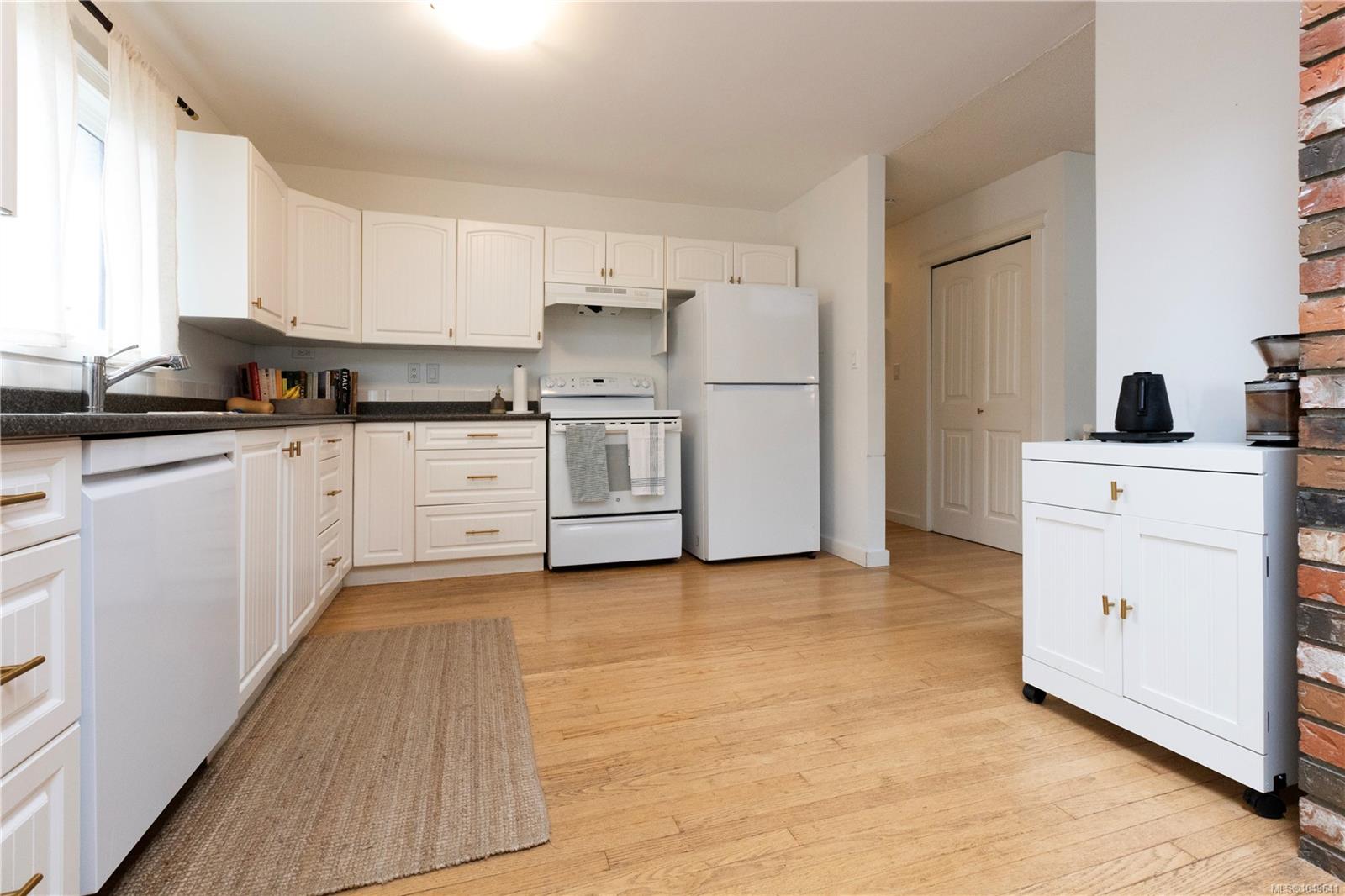 923 Walfred Rd — listing photo 14 of 58