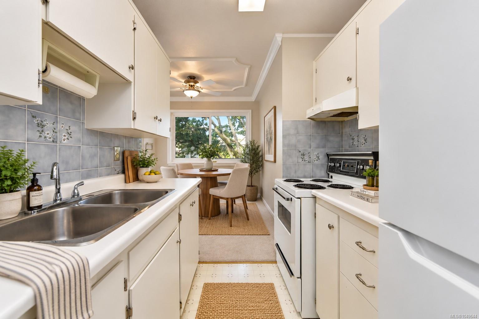 301-2095 Oak Bay Ave — listing photo 3 of 18