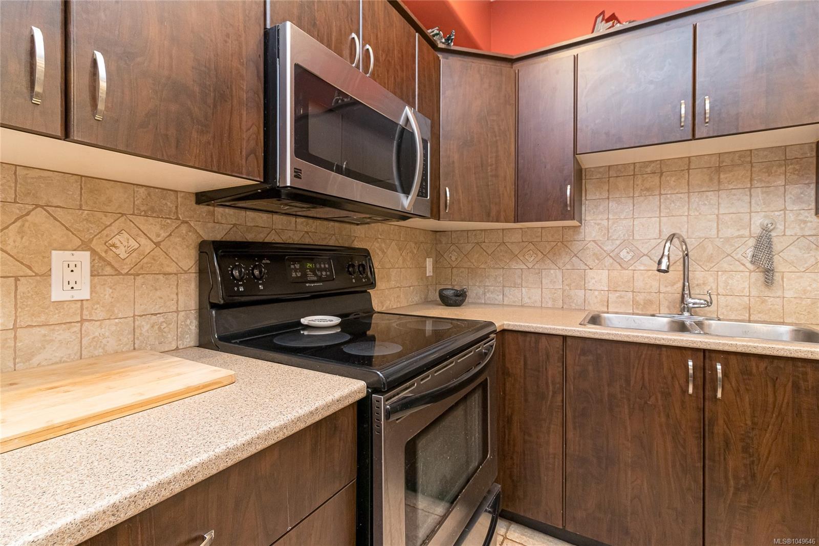 112-3915 Carey Rd — listing photo 11 of 27