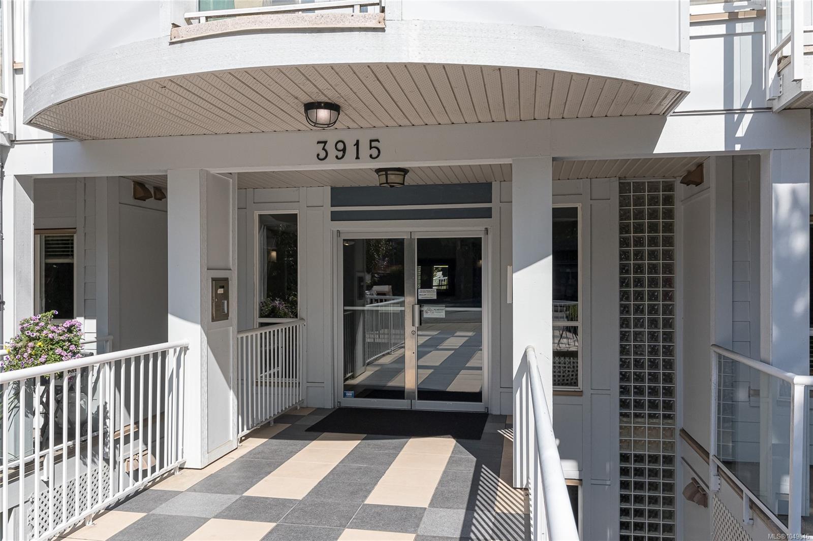 112-3915 Carey Rd — listing photo 3 of 27