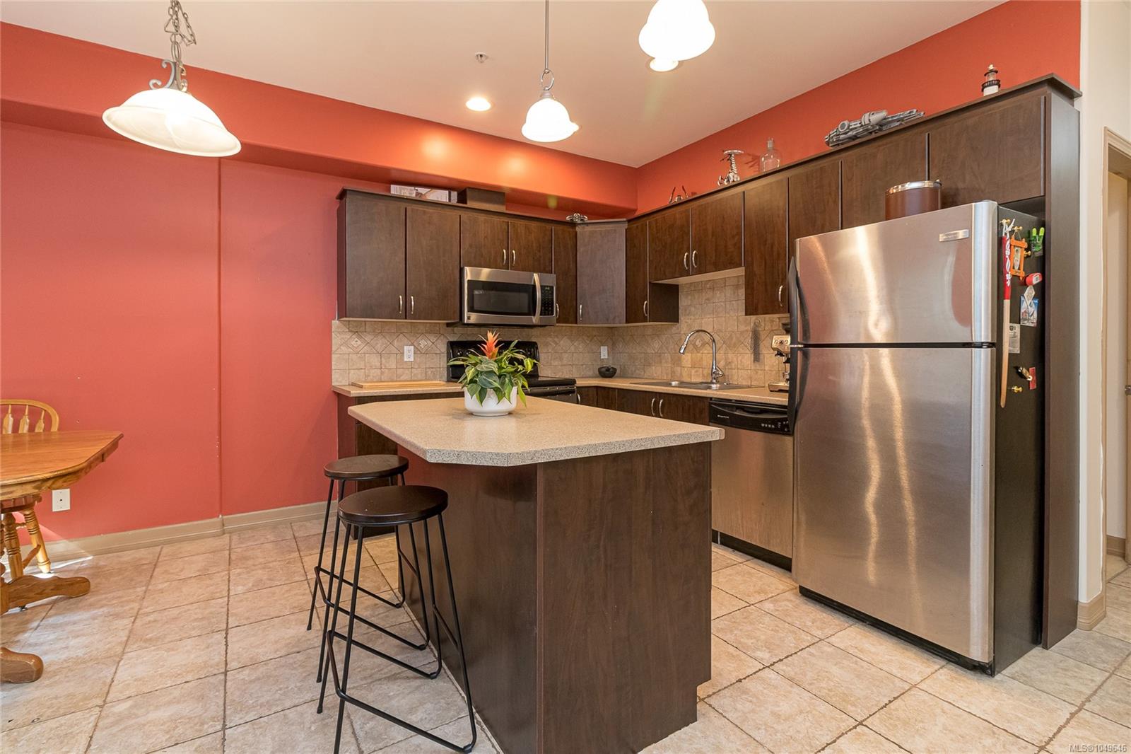 112-3915 Carey Rd — listing photo 10 of 27