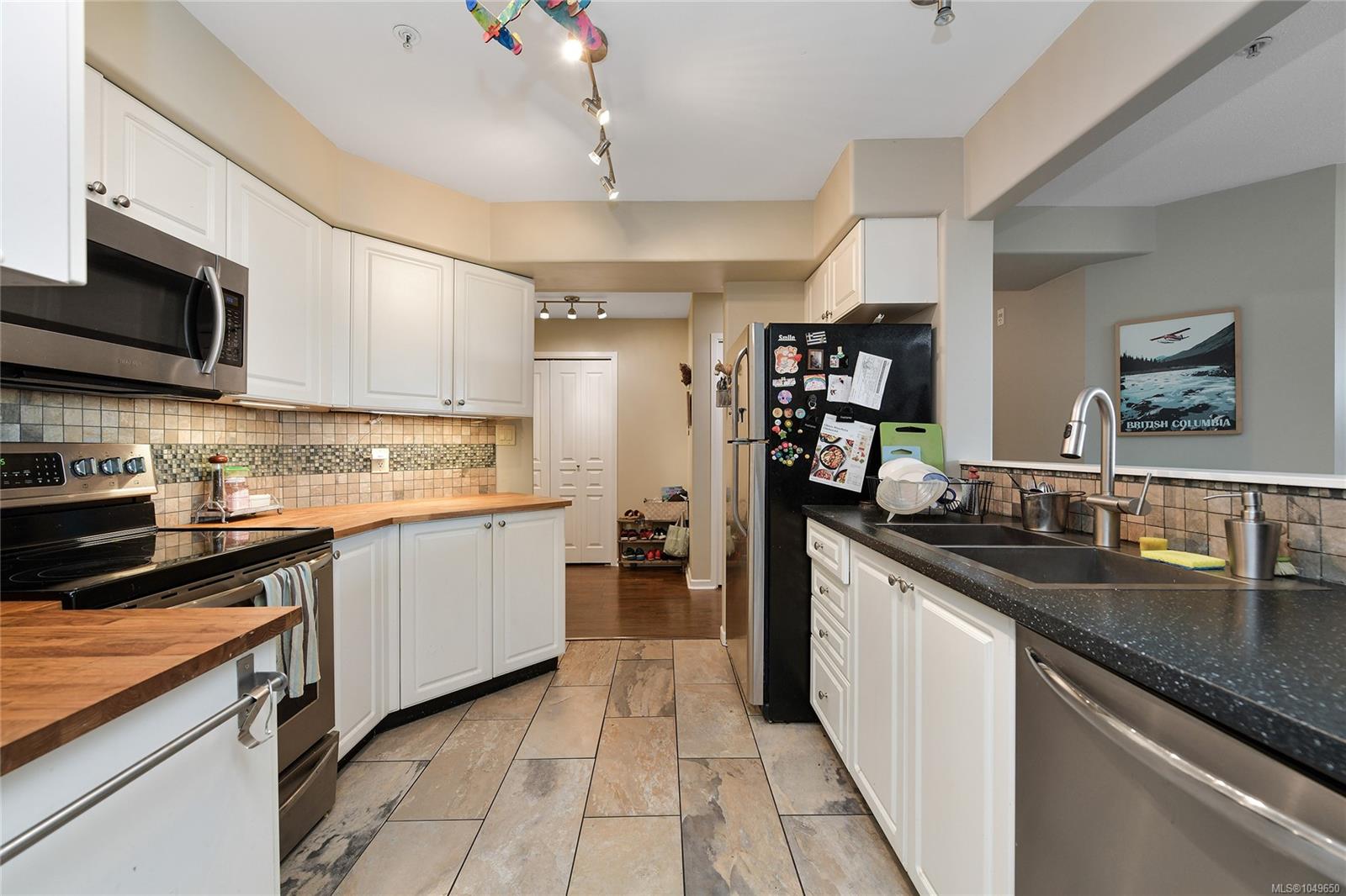 108-27 Songhees Rd — listing photo 4 of 28