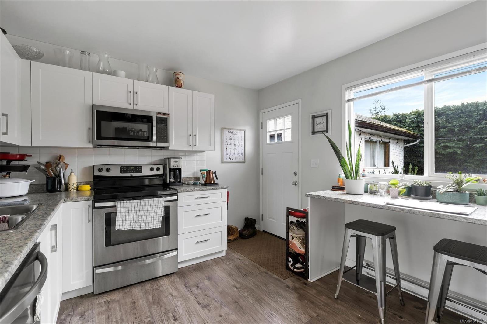1725 Ashdale Pl — listing photo 14 of 54