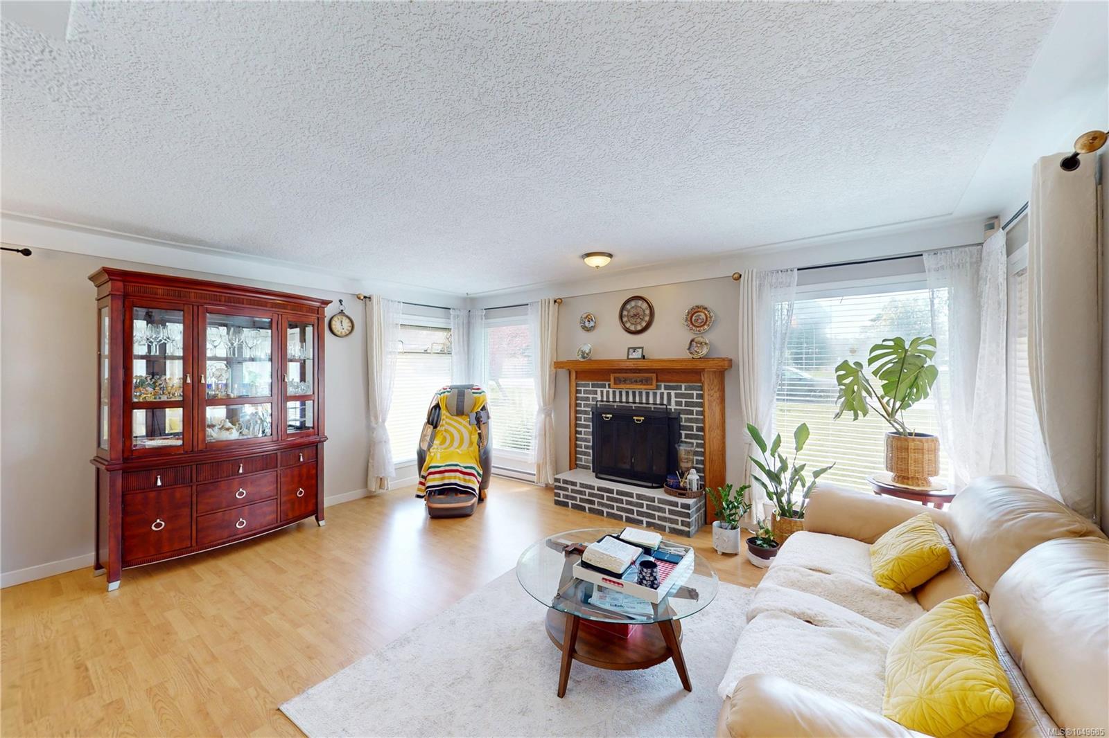 1382 McKenzie Ave — listing photo 13 of 57