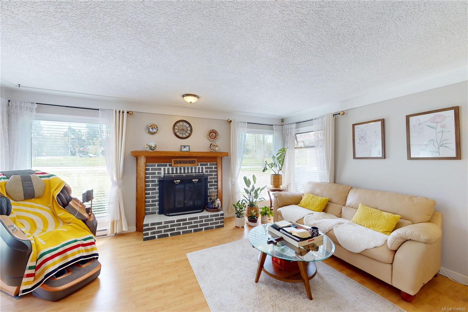 1382 McKenzie Ave — listing photo 14 of 57