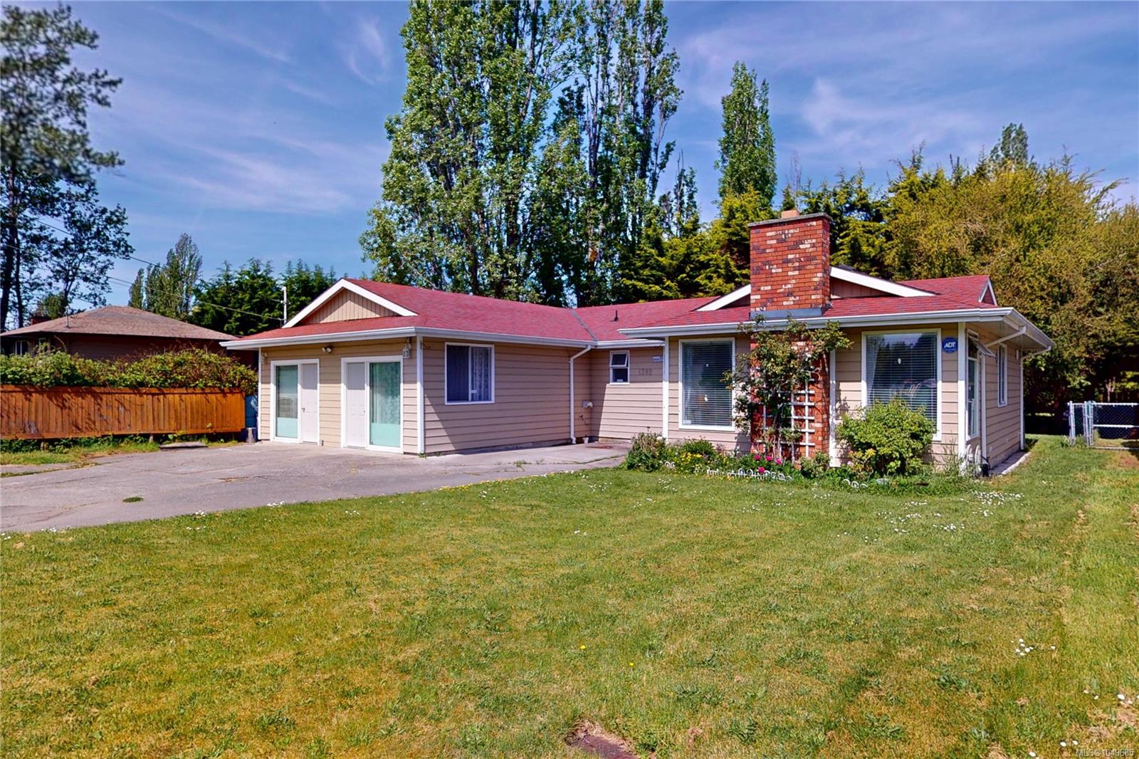 1382 McKenzie Ave — listing photo 7 of 57