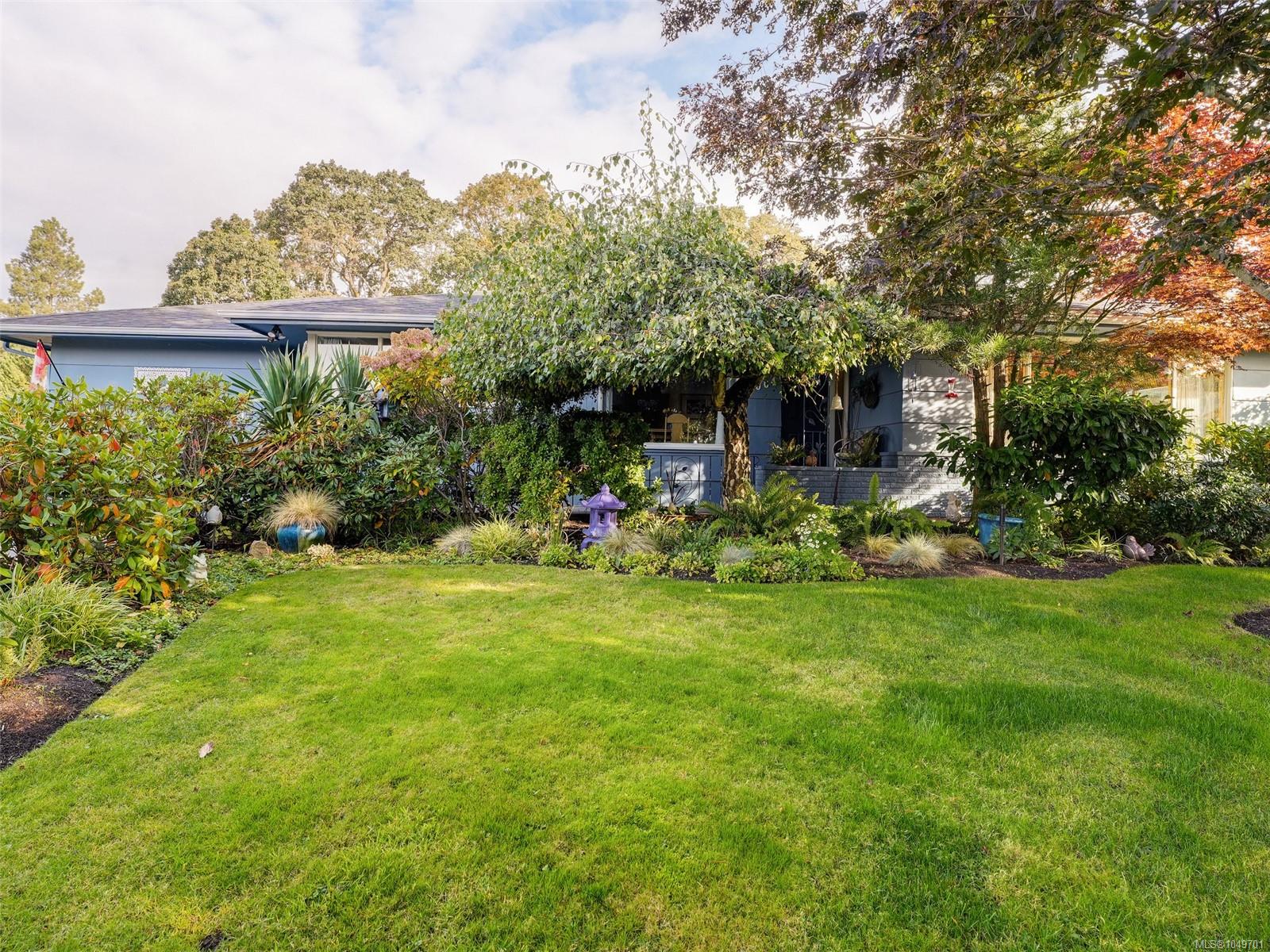 2064 Lansdowne Rd — listing photo 2 of 63