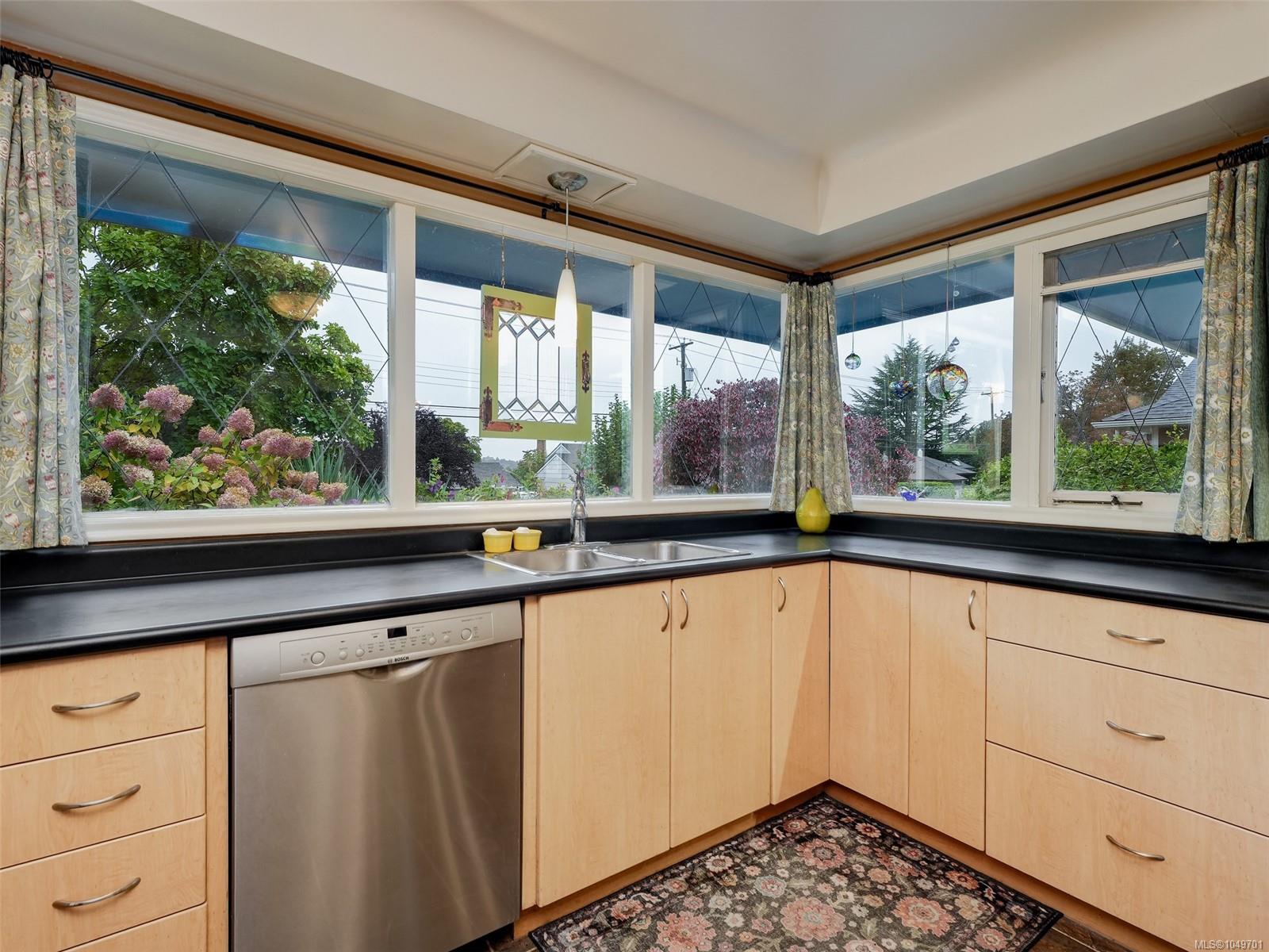 2064 Lansdowne Rd — listing photo 11 of 63