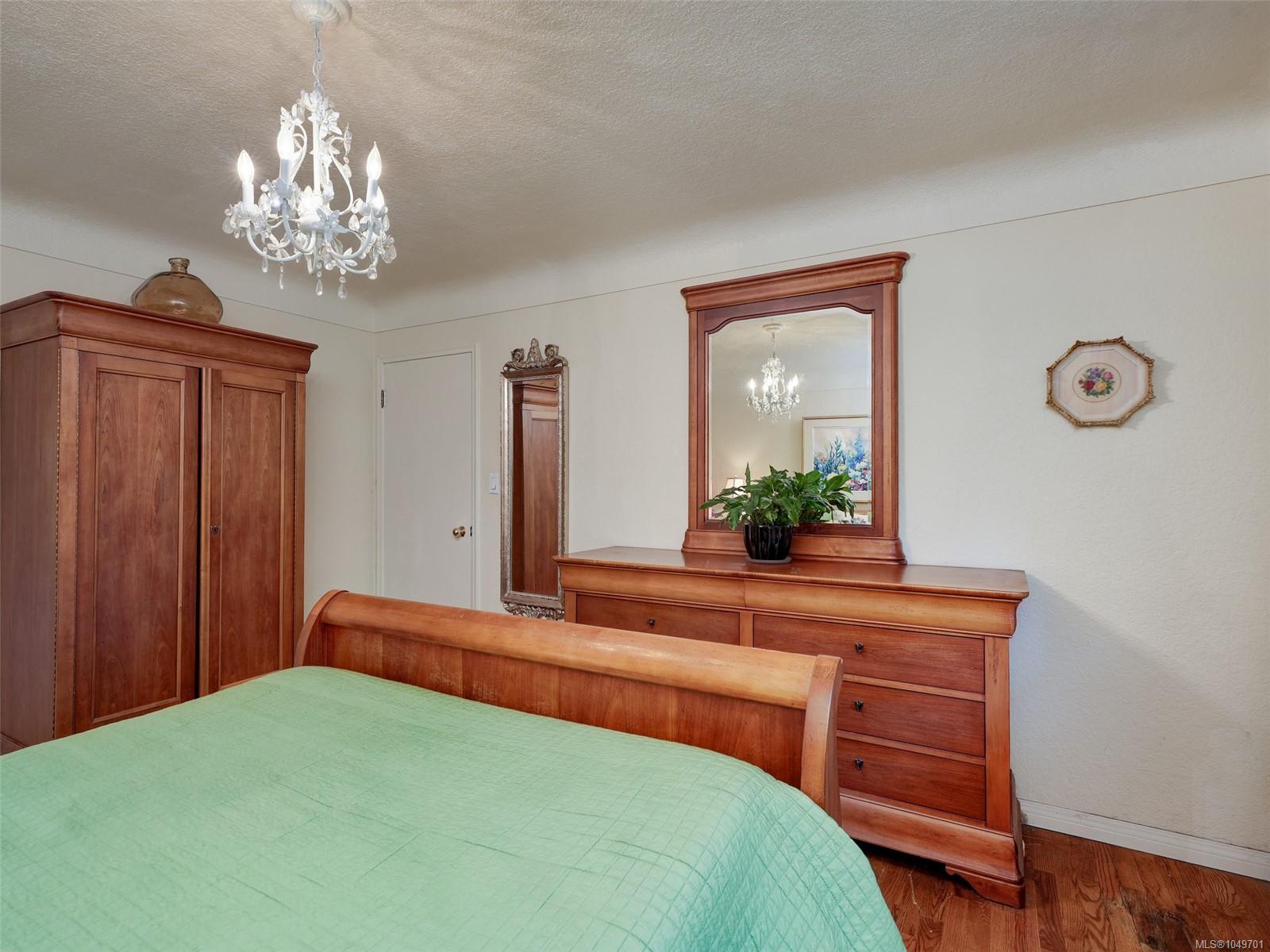 2064 Lansdowne Rd — listing photo 14 of 63