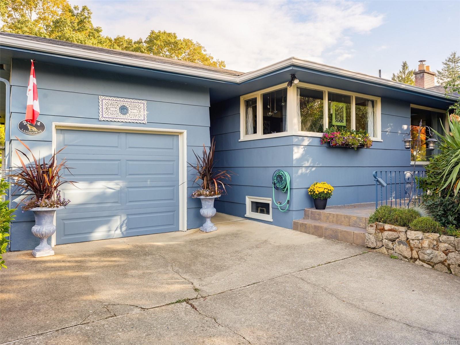 2064 Lansdowne Rd — listing photo 3 of 63