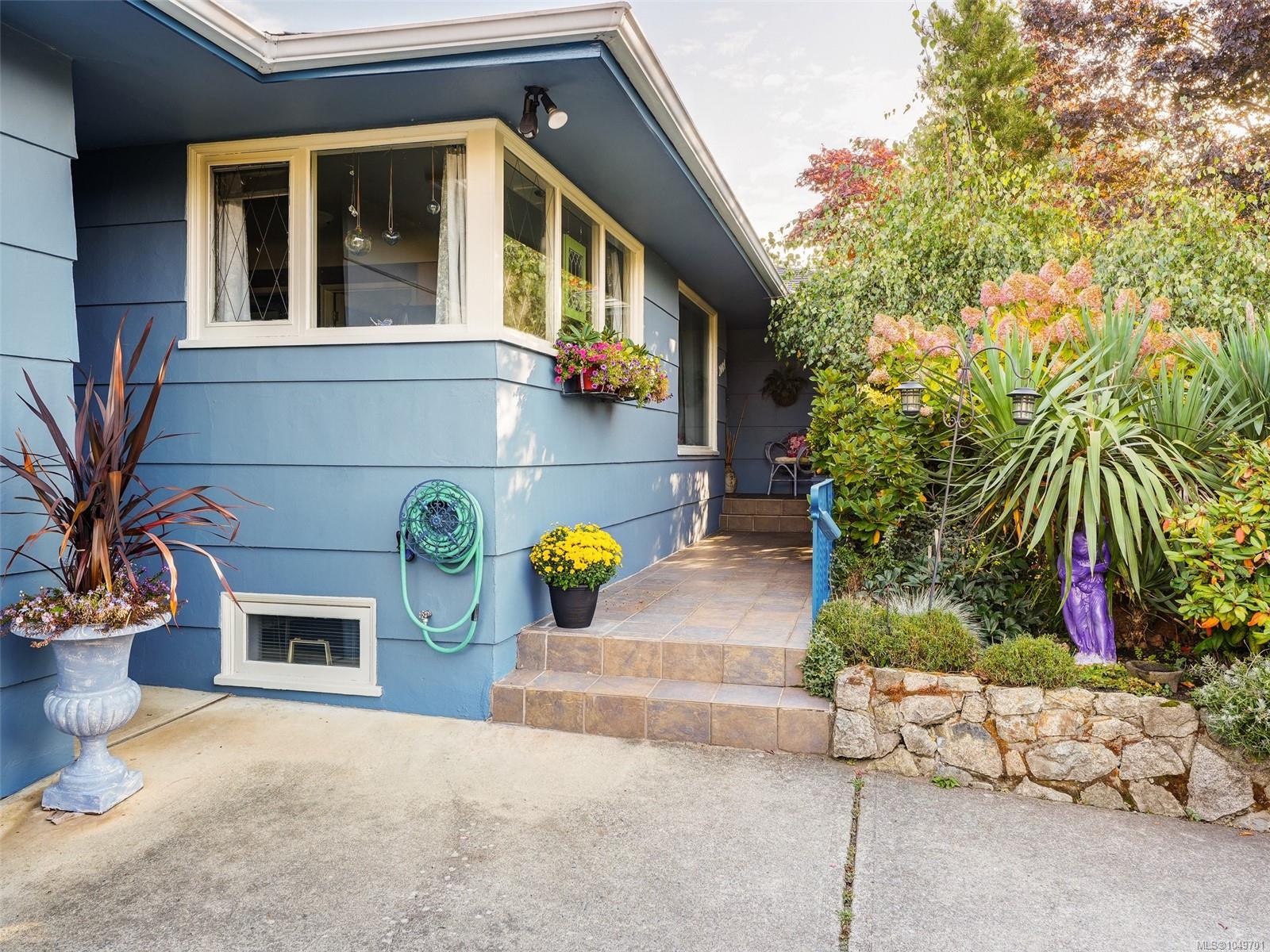 2064 Lansdowne Rd — listing photo 4 of 63