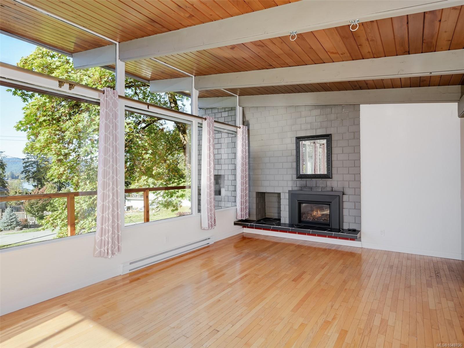 1648 Grant Rd — listing photo 3 of 50