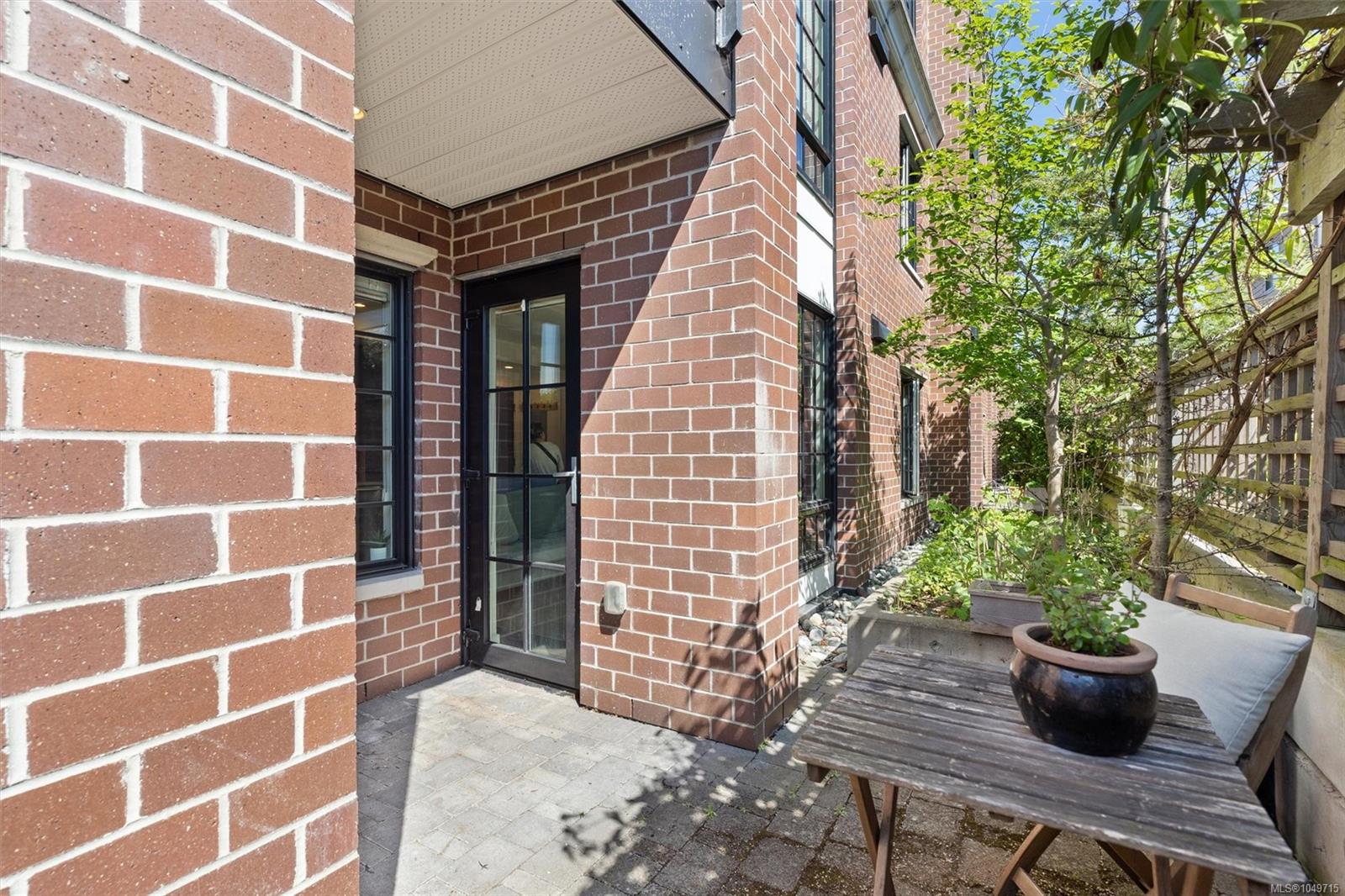 105-1011 Burdett Ave — listing photo 12 of 27