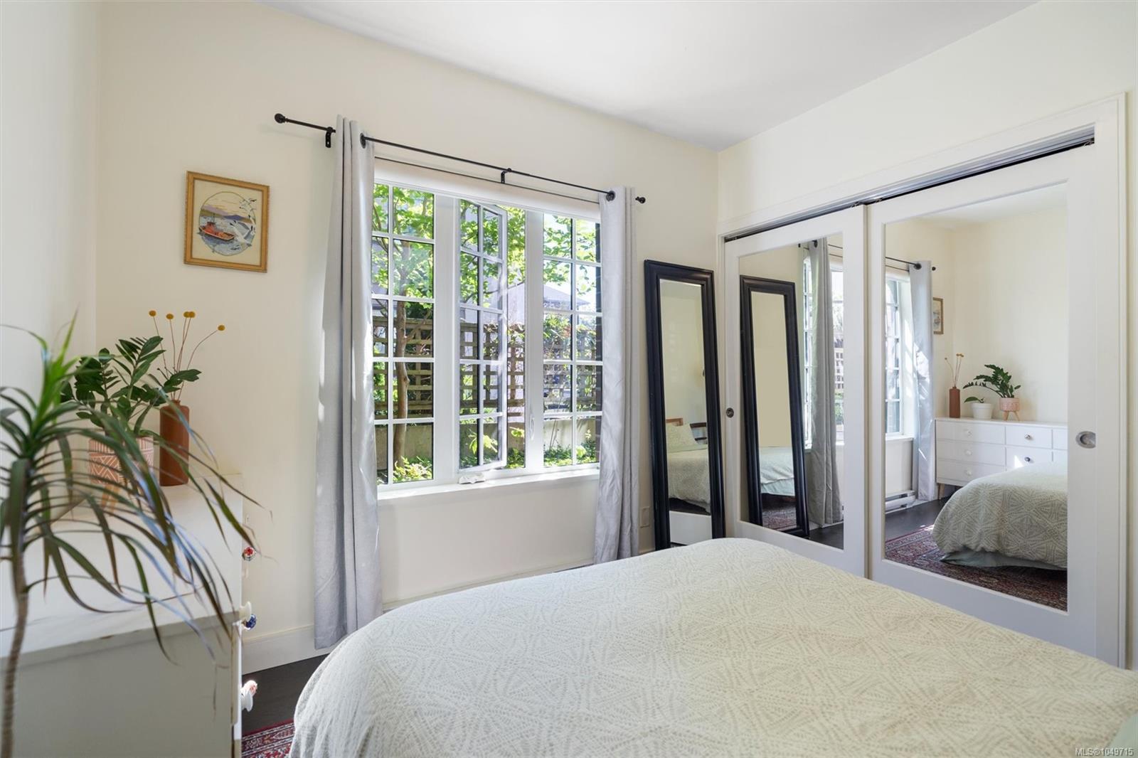 105-1011 Burdett Ave — listing photo 14 of 27