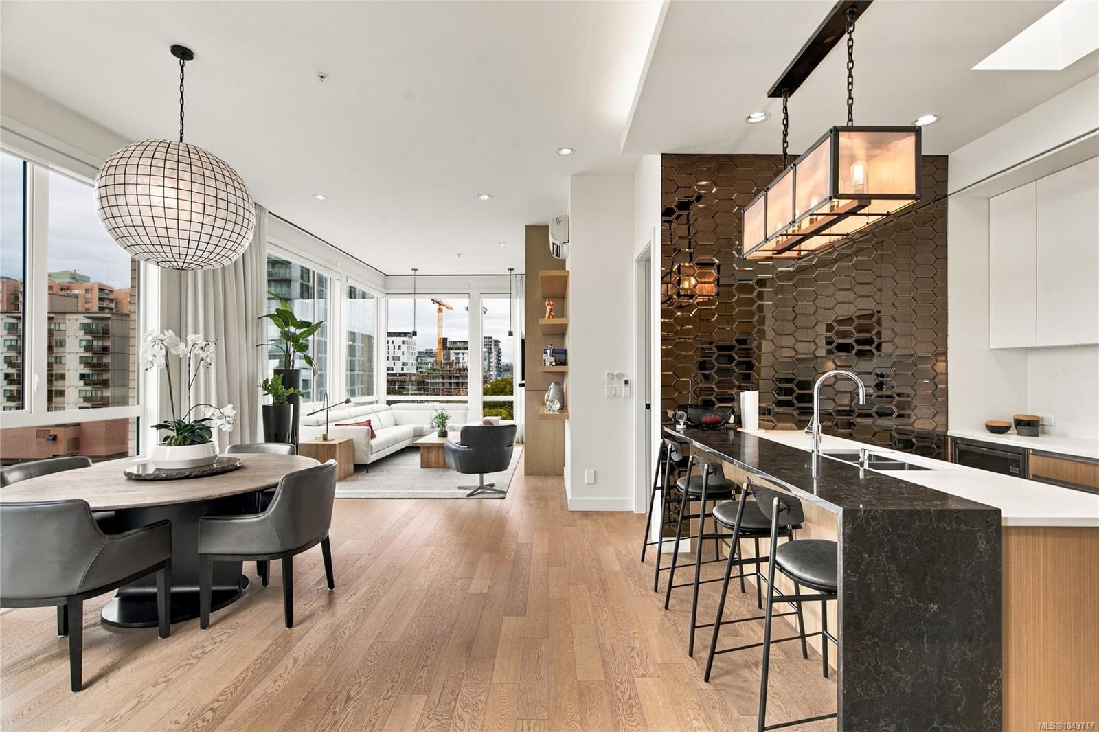 PH3 1033 Cook St, Victoria