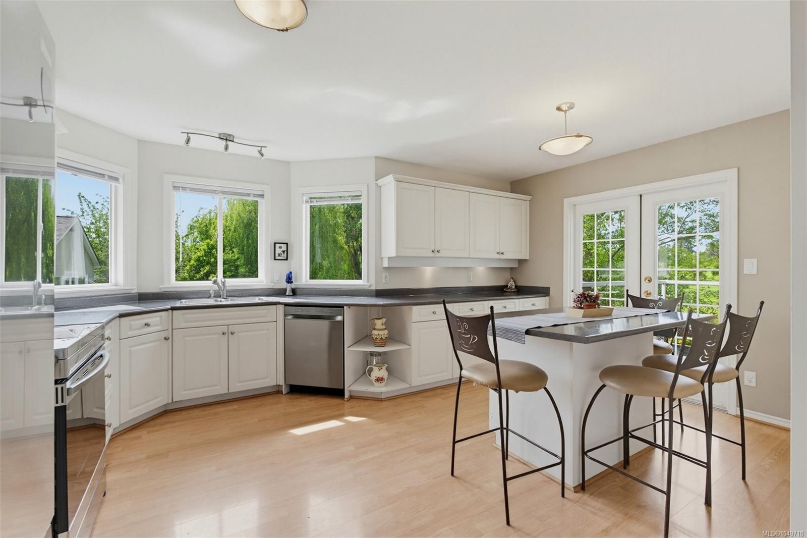 840 Tillicum Rd — listing photo 12 of 60