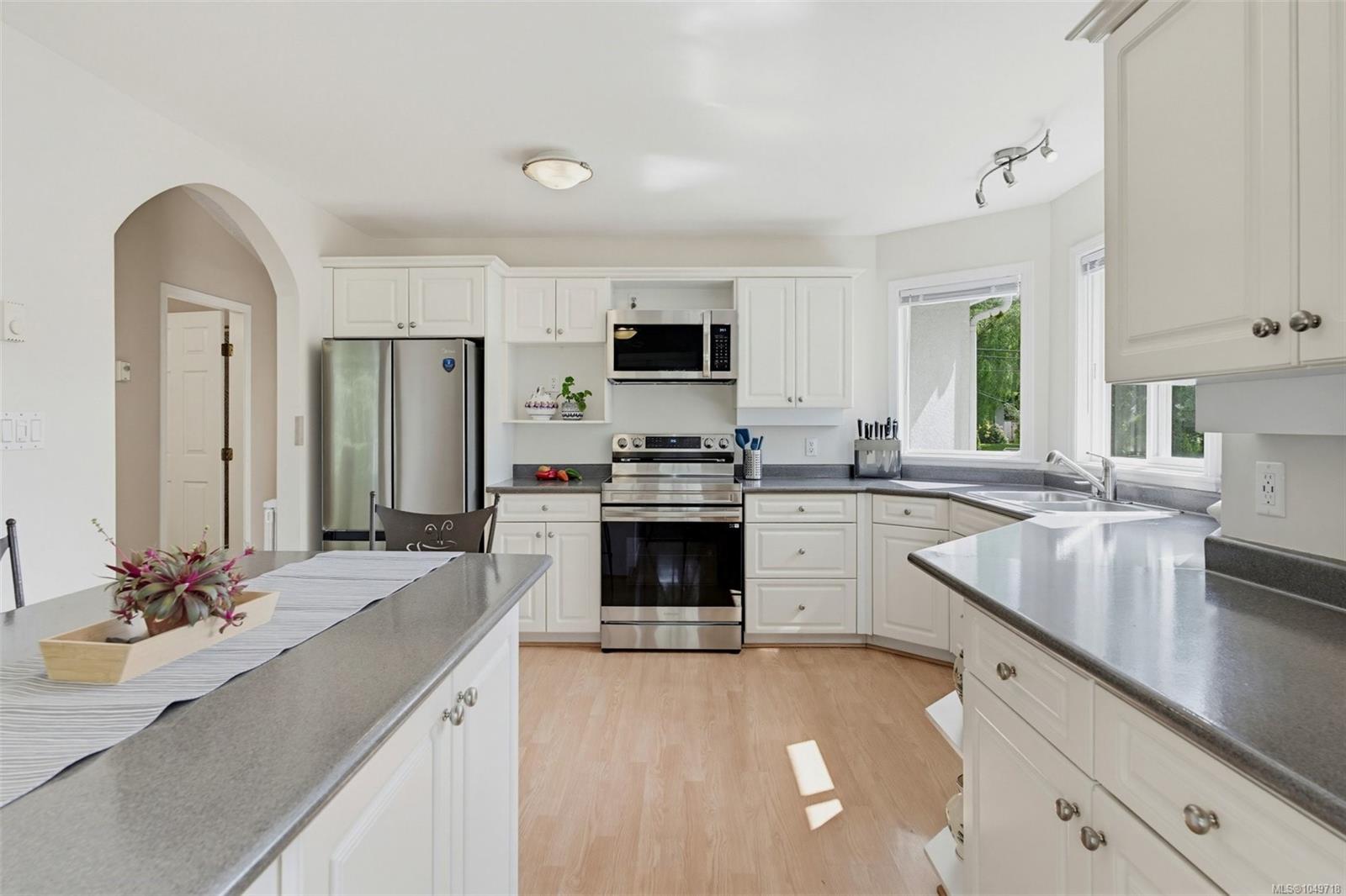 840 Tillicum Rd — listing photo 13 of 60