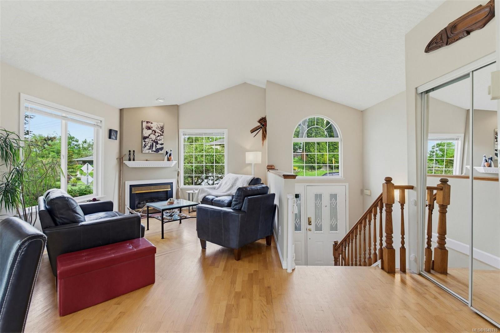 840 Tillicum Rd — listing photo 7 of 60