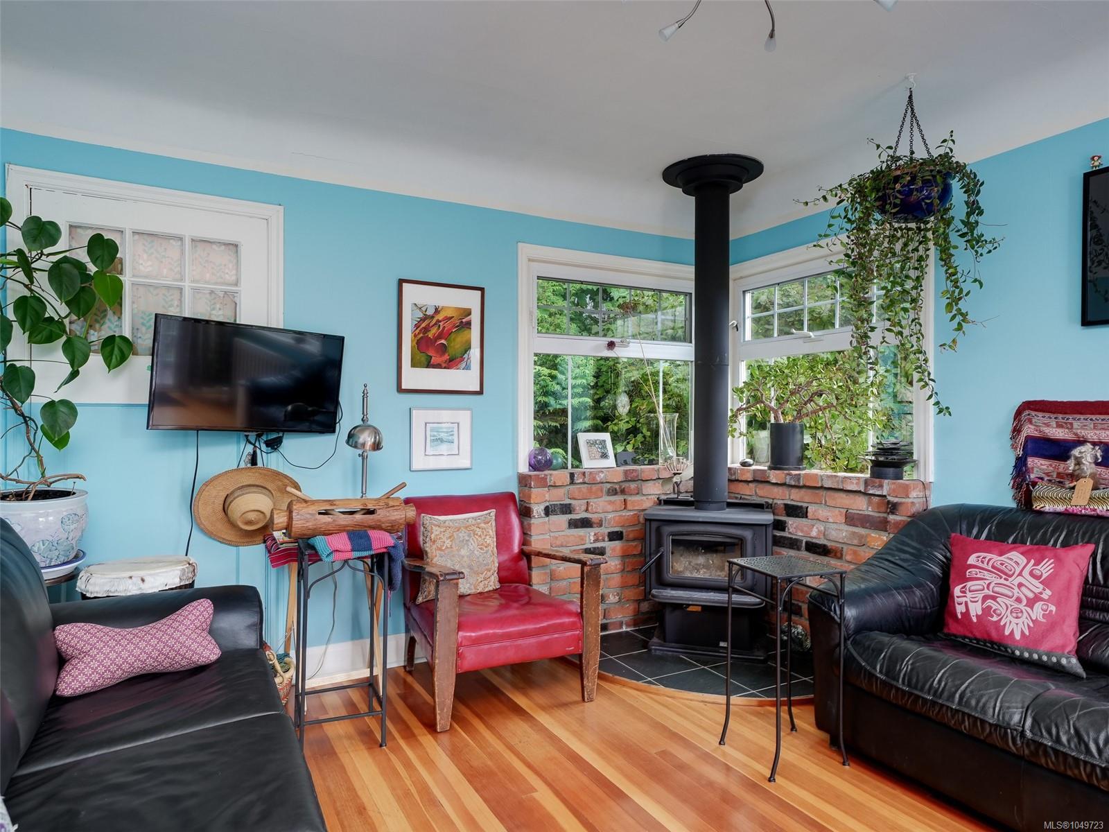 1637 McRae Ave — listing photo 3 of 30
