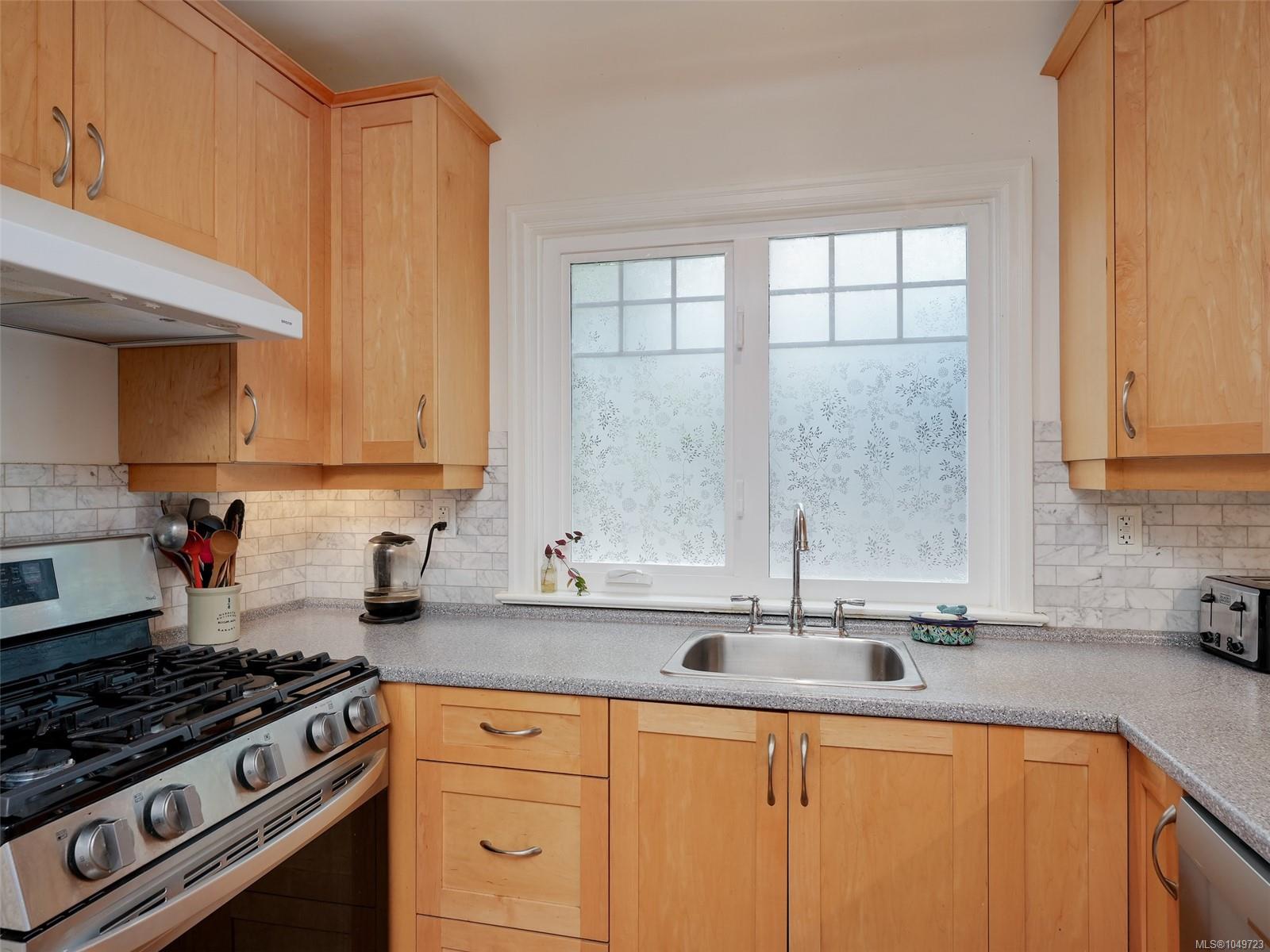 1637 McRae Ave — listing photo 10 of 30
