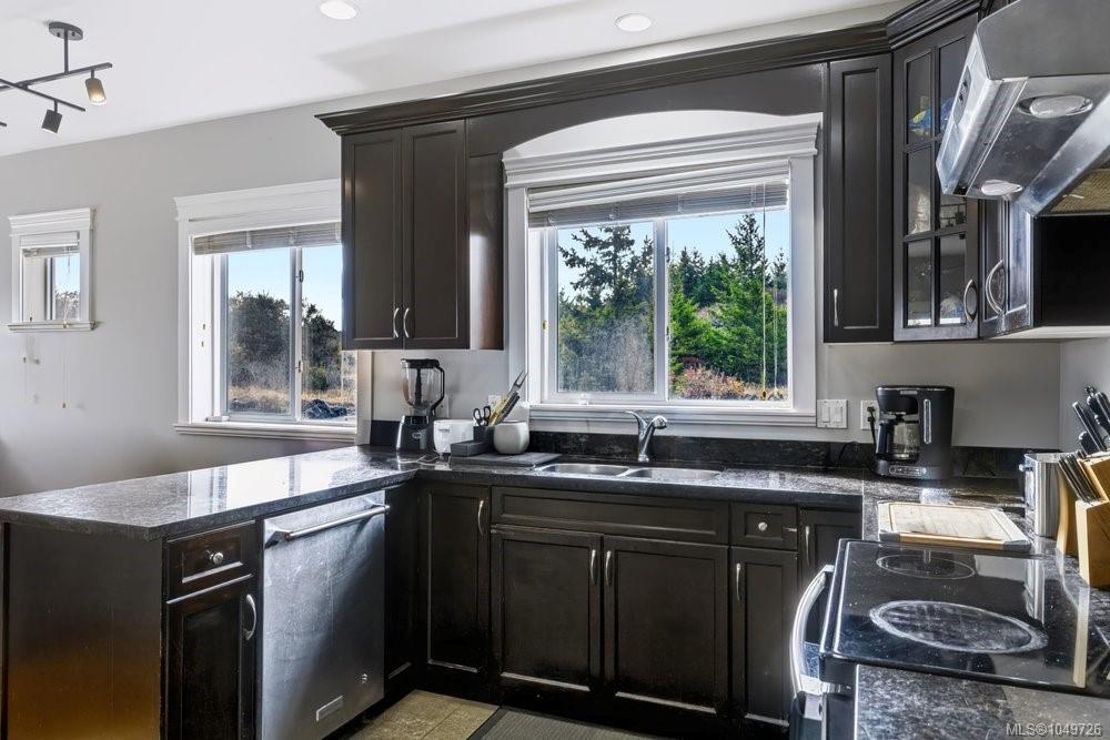 3439 Mary Anne Cres — listing photo 11 of 46