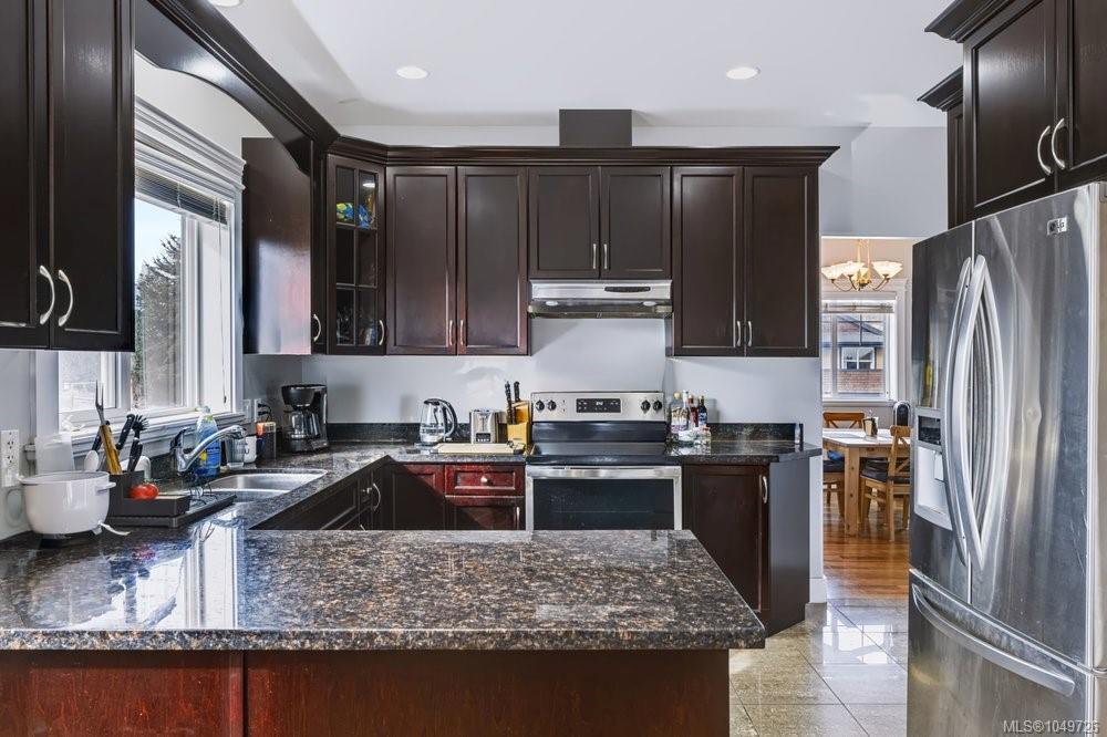 3439 Mary Anne Cres — listing photo 13 of 46