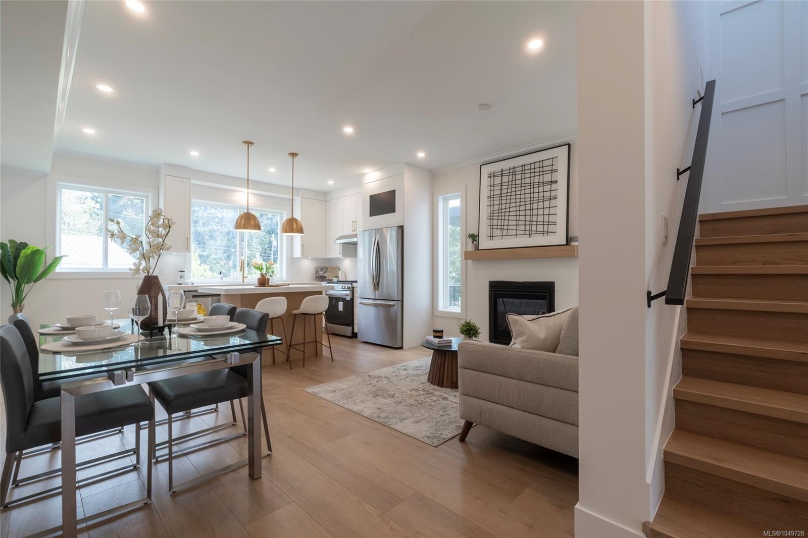 565 Belford Pl — listing photo 3 of 25