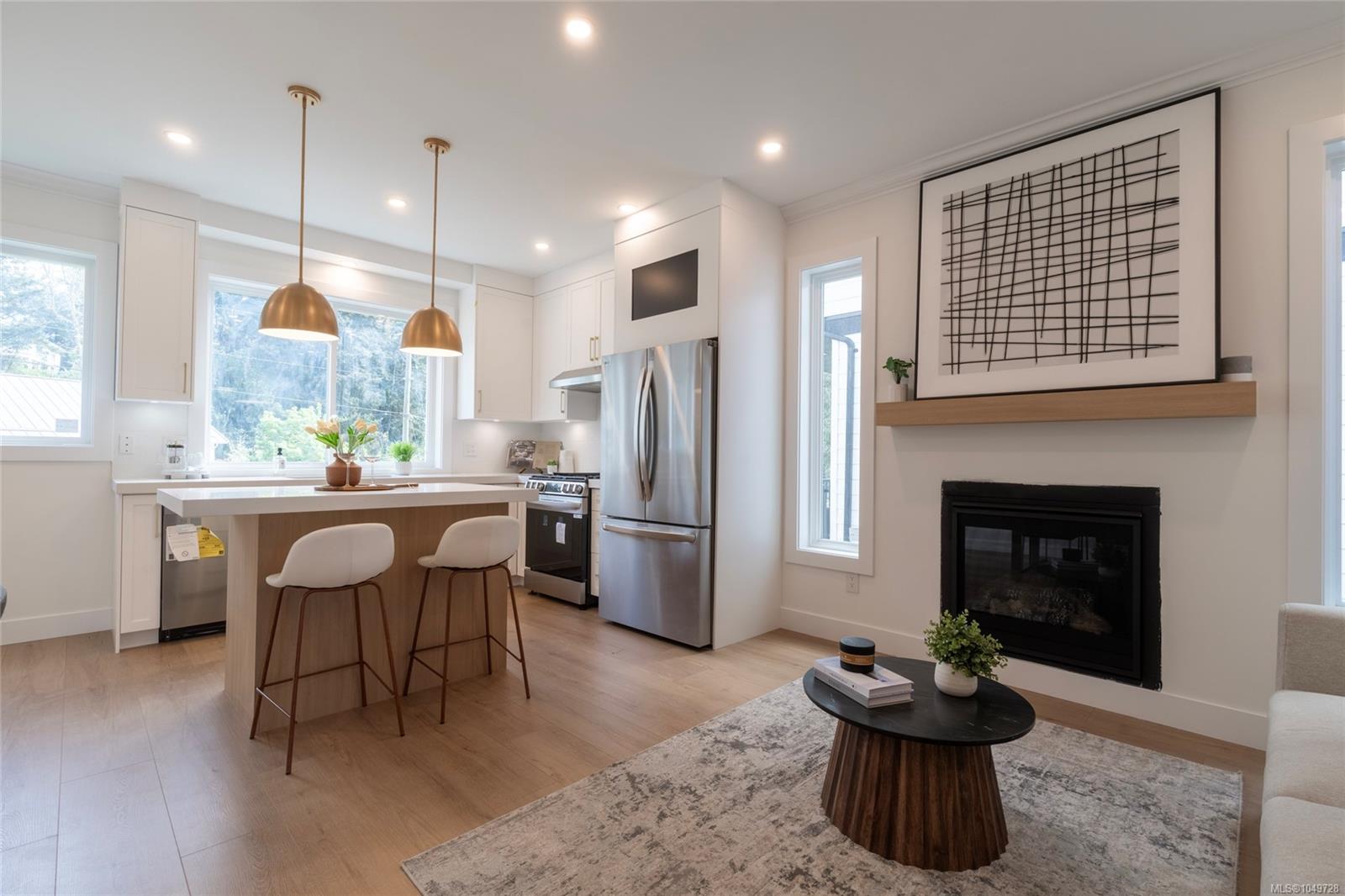 565 Belford Pl — listing photo 4 of 25