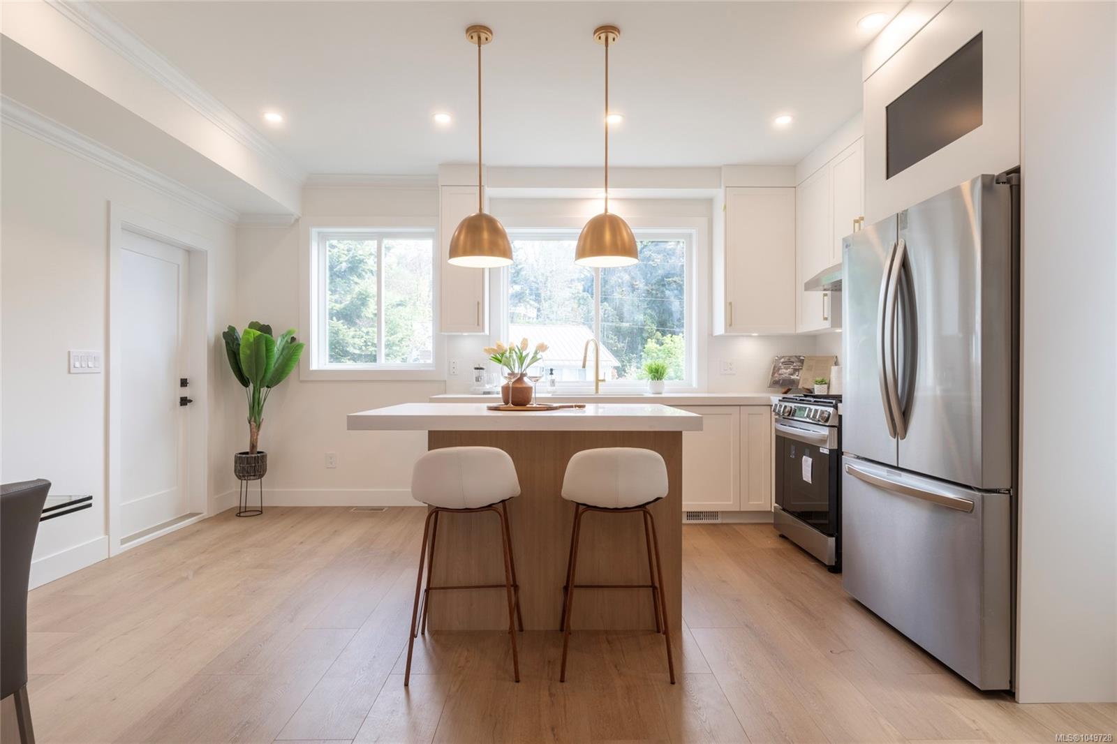 565 Belford Pl — listing photo 7 of 25