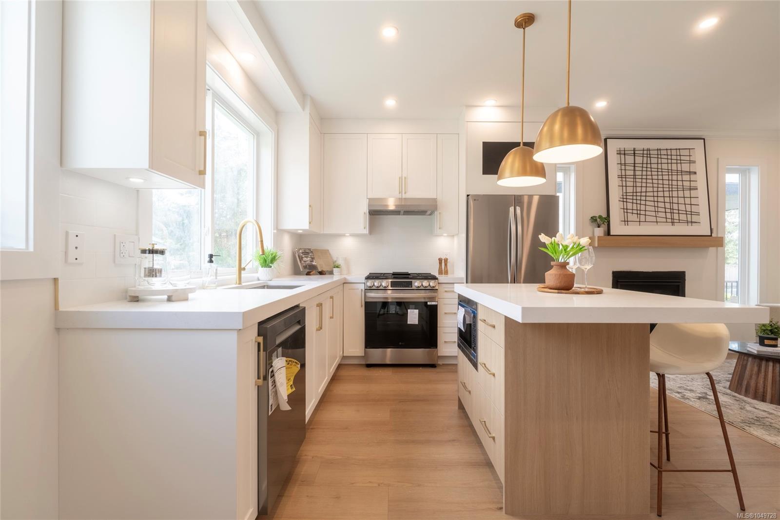 565 Belford Pl — listing photo 8 of 25