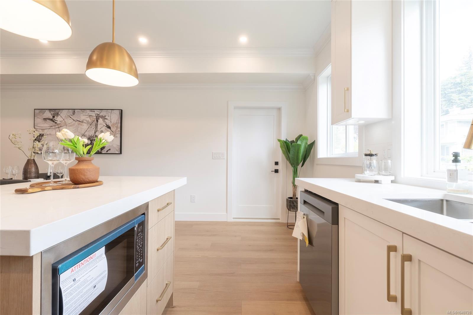 565 Belford Pl — listing photo 9 of 25