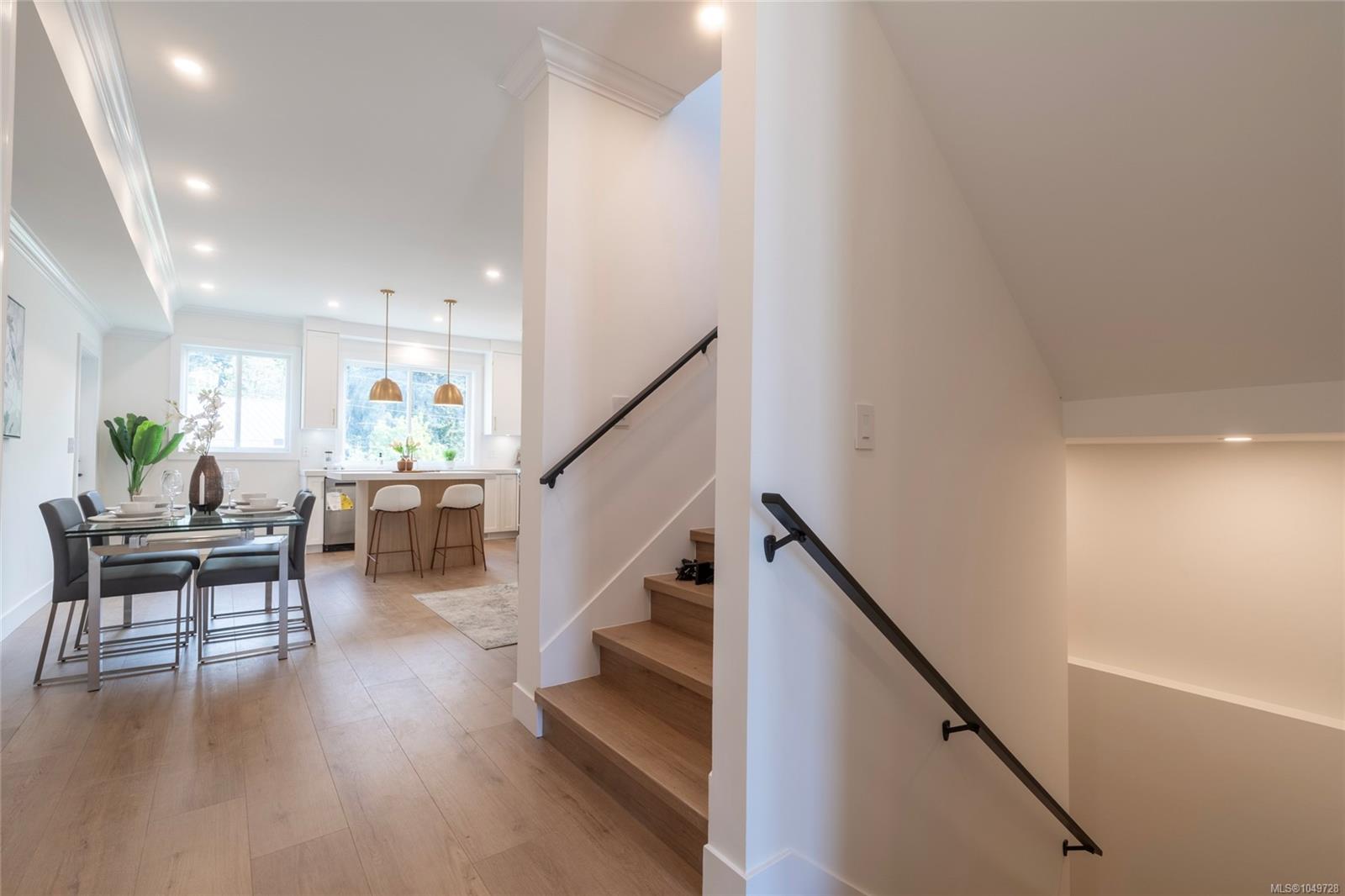 565 Belford Pl — listing photo 10 of 25