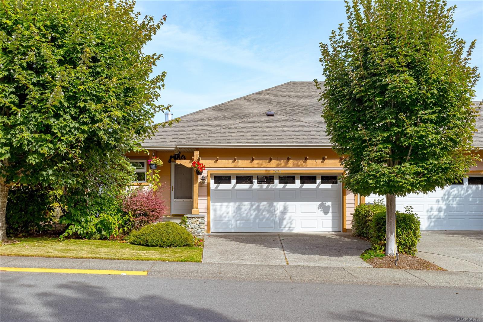 7921 Polo Park Cres — listing photo 3 of 40