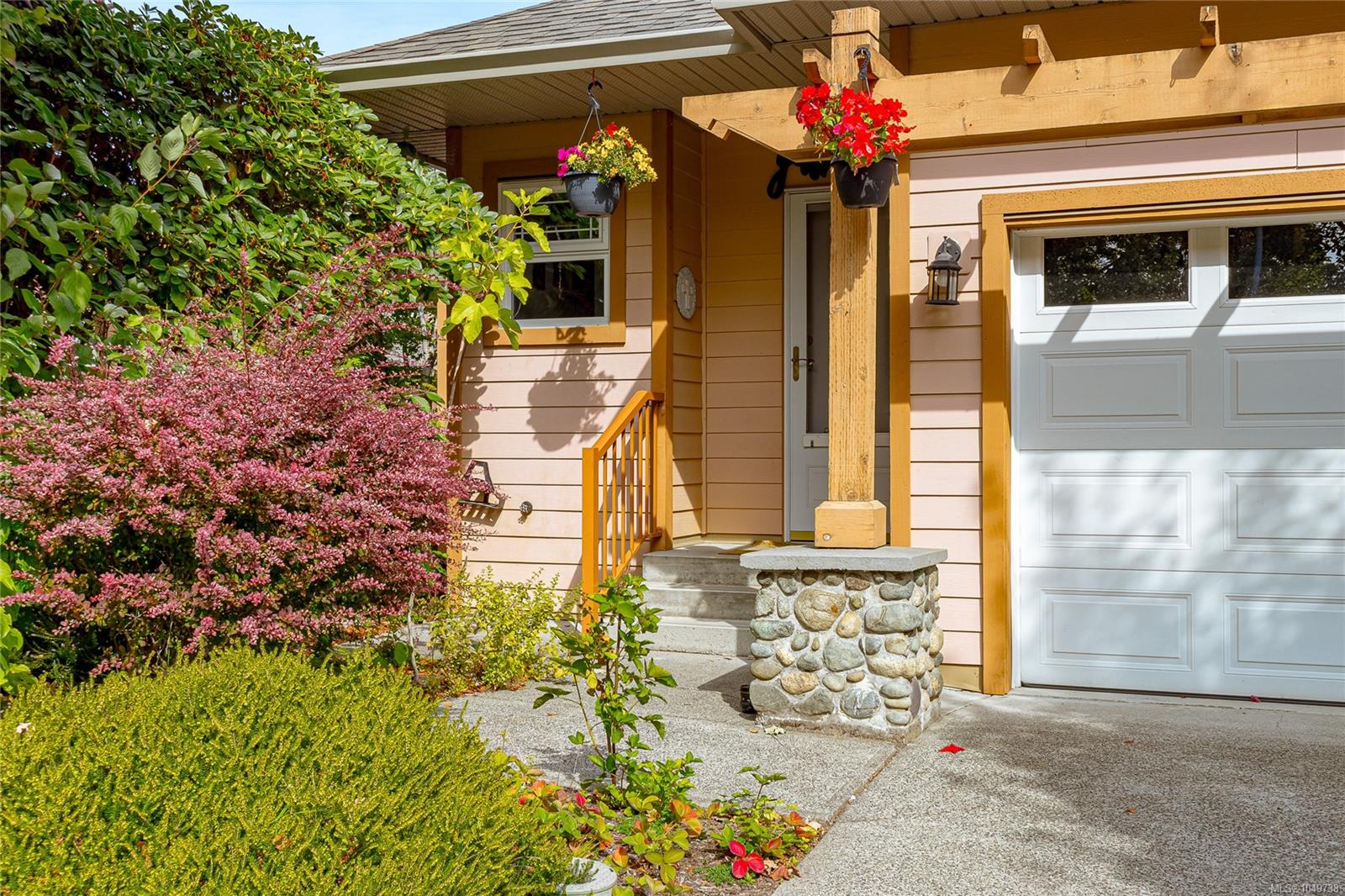 7921 Polo Park Cres — listing photo 5 of 40