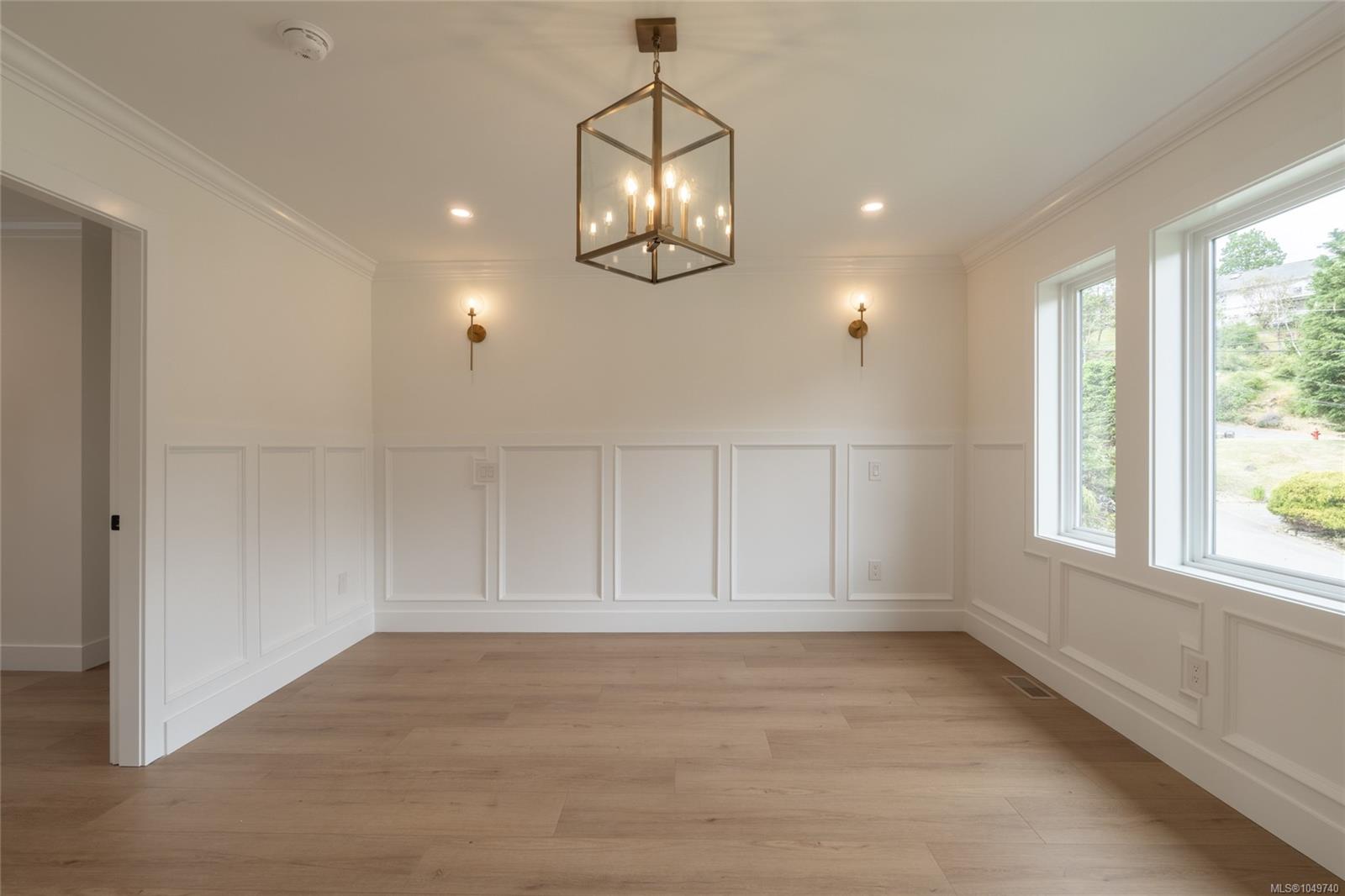 553 Belford Pl — listing photo 10 of 26
