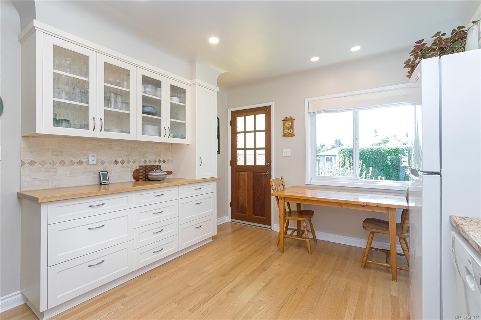 1937 Newton St — listing photo 11 of 37