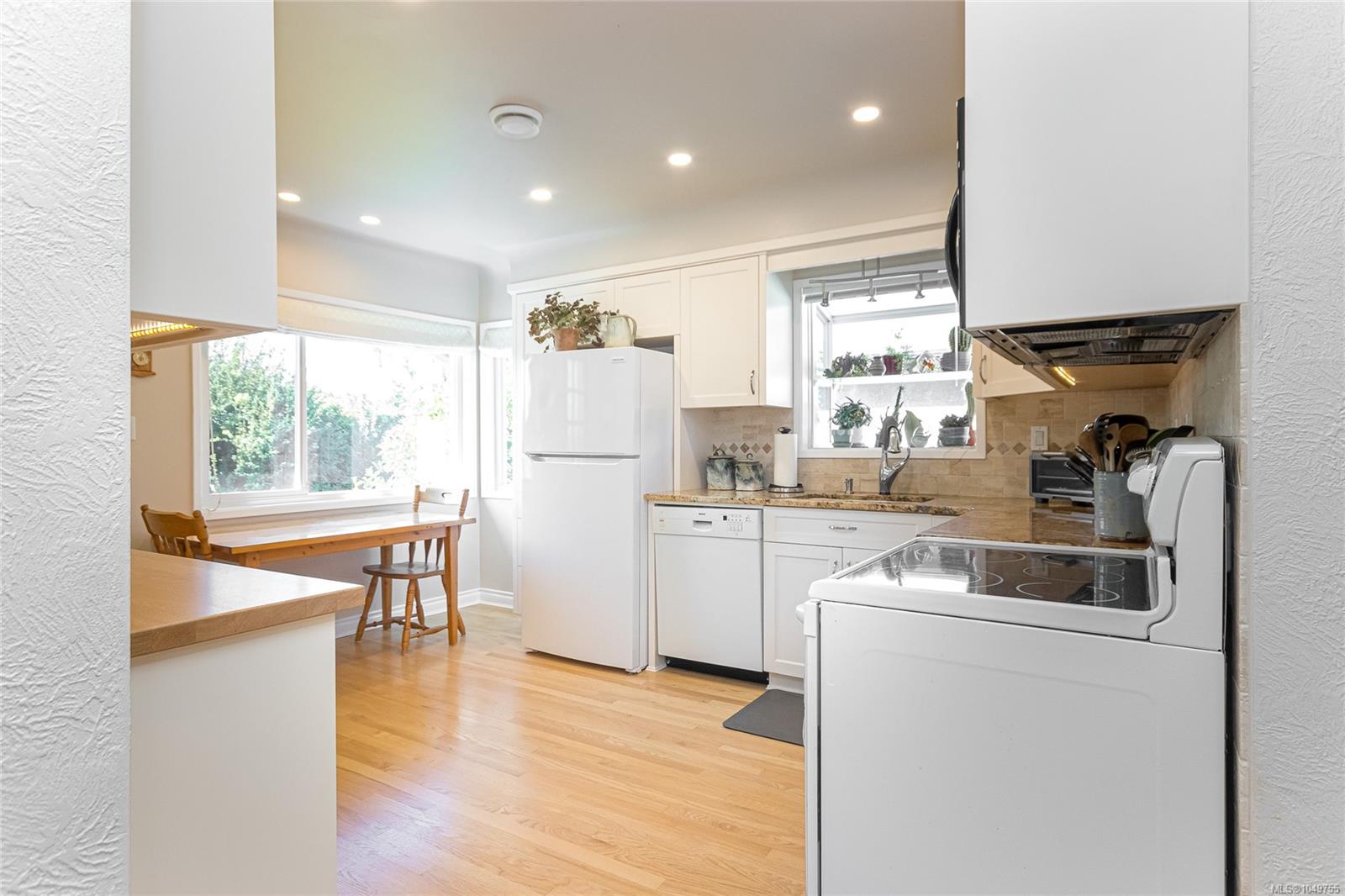 1937 Newton St — listing photo 9 of 37