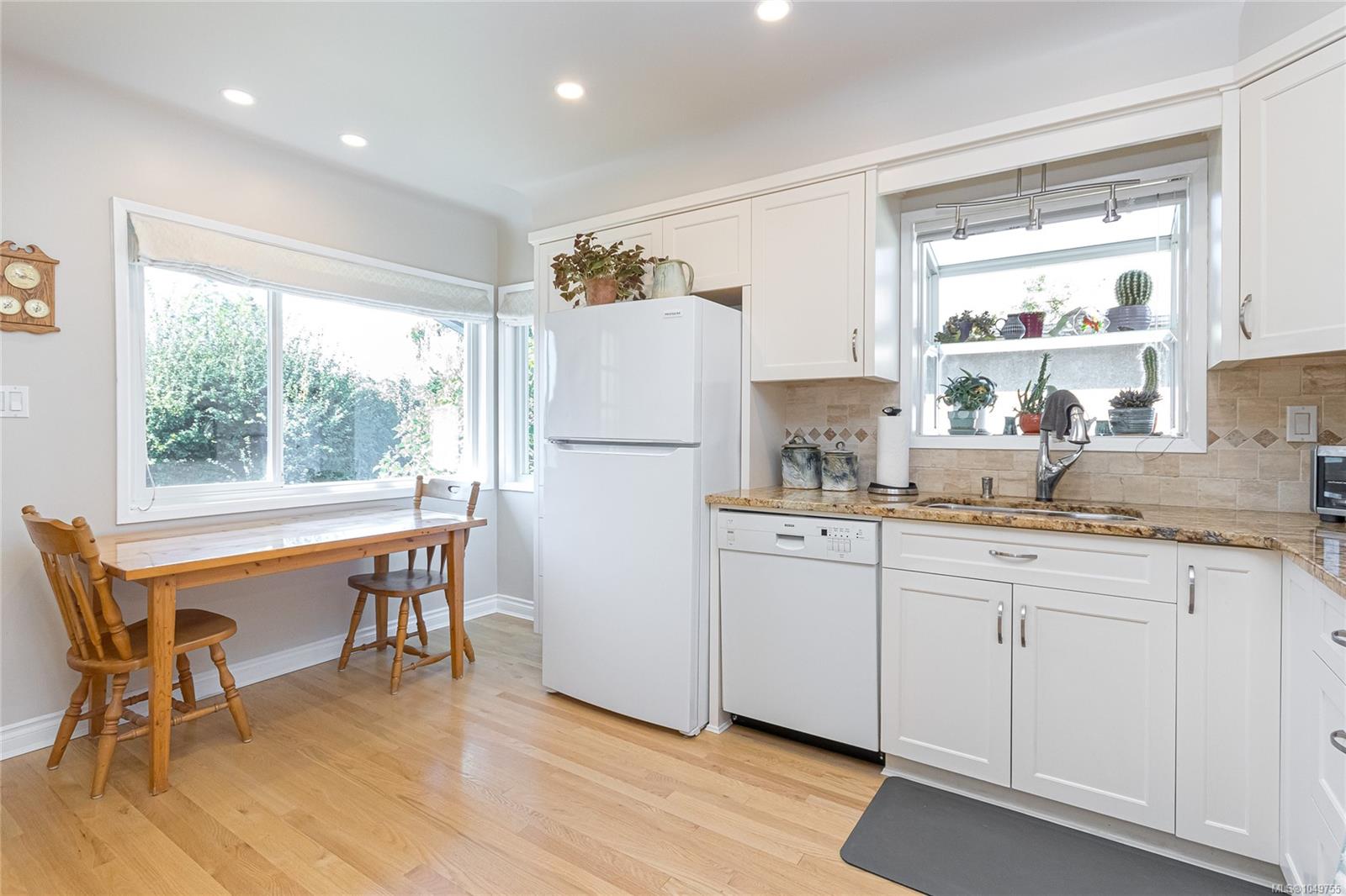1937 Newton St — listing photo 10 of 37