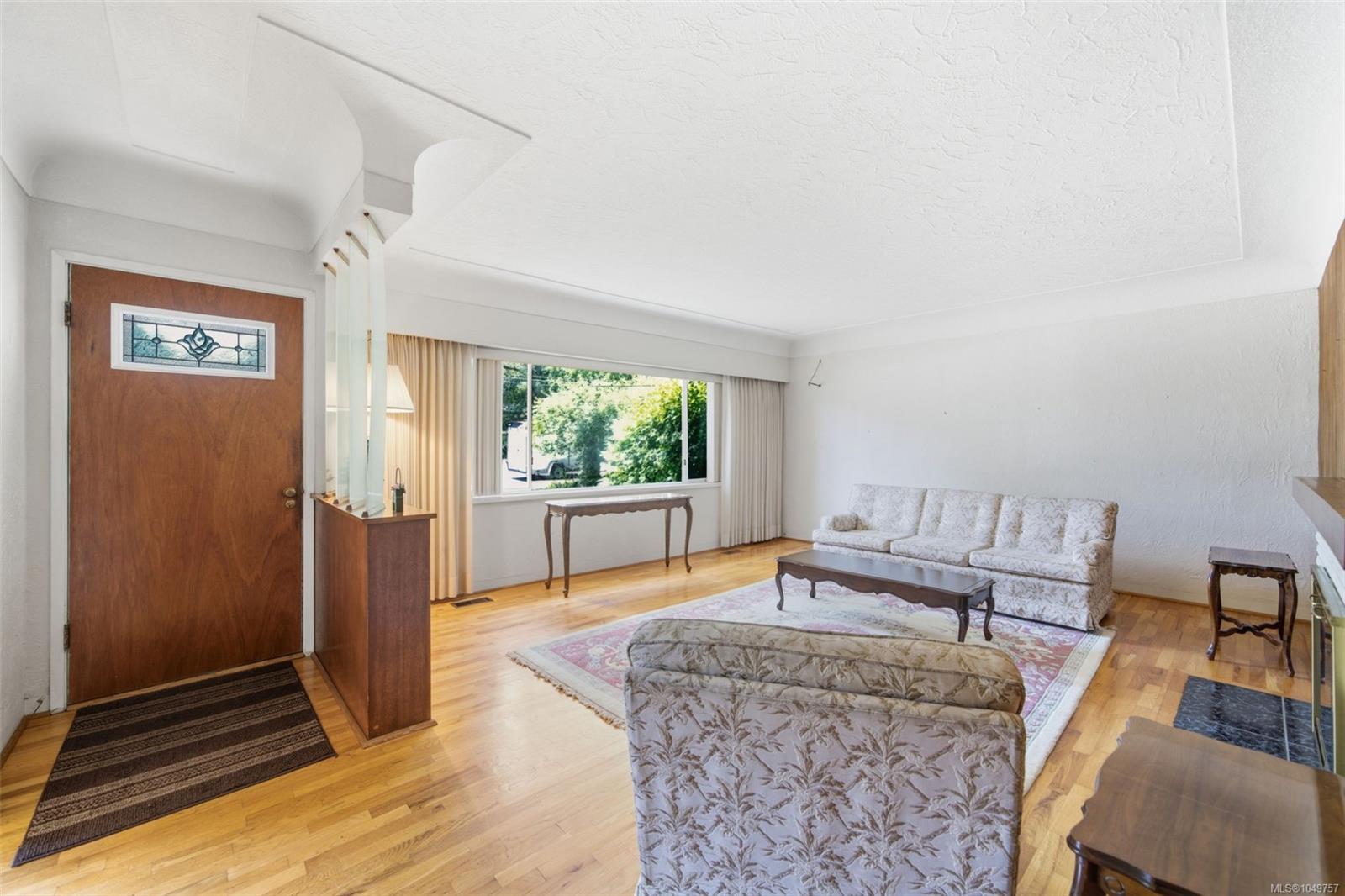 2430 Camelot Rd — listing photo 11 of 36