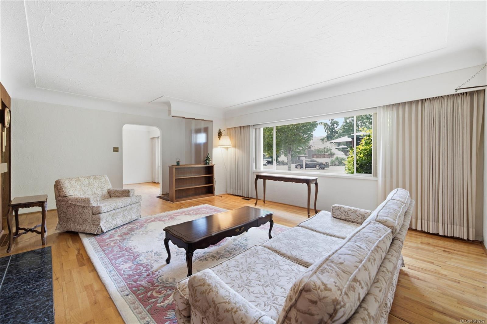 2430 Camelot Rd — listing photo 12 of 36