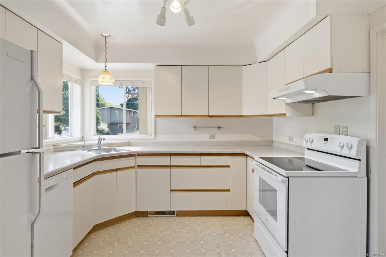 2430 Camelot Rd — listing photo 13 of 36