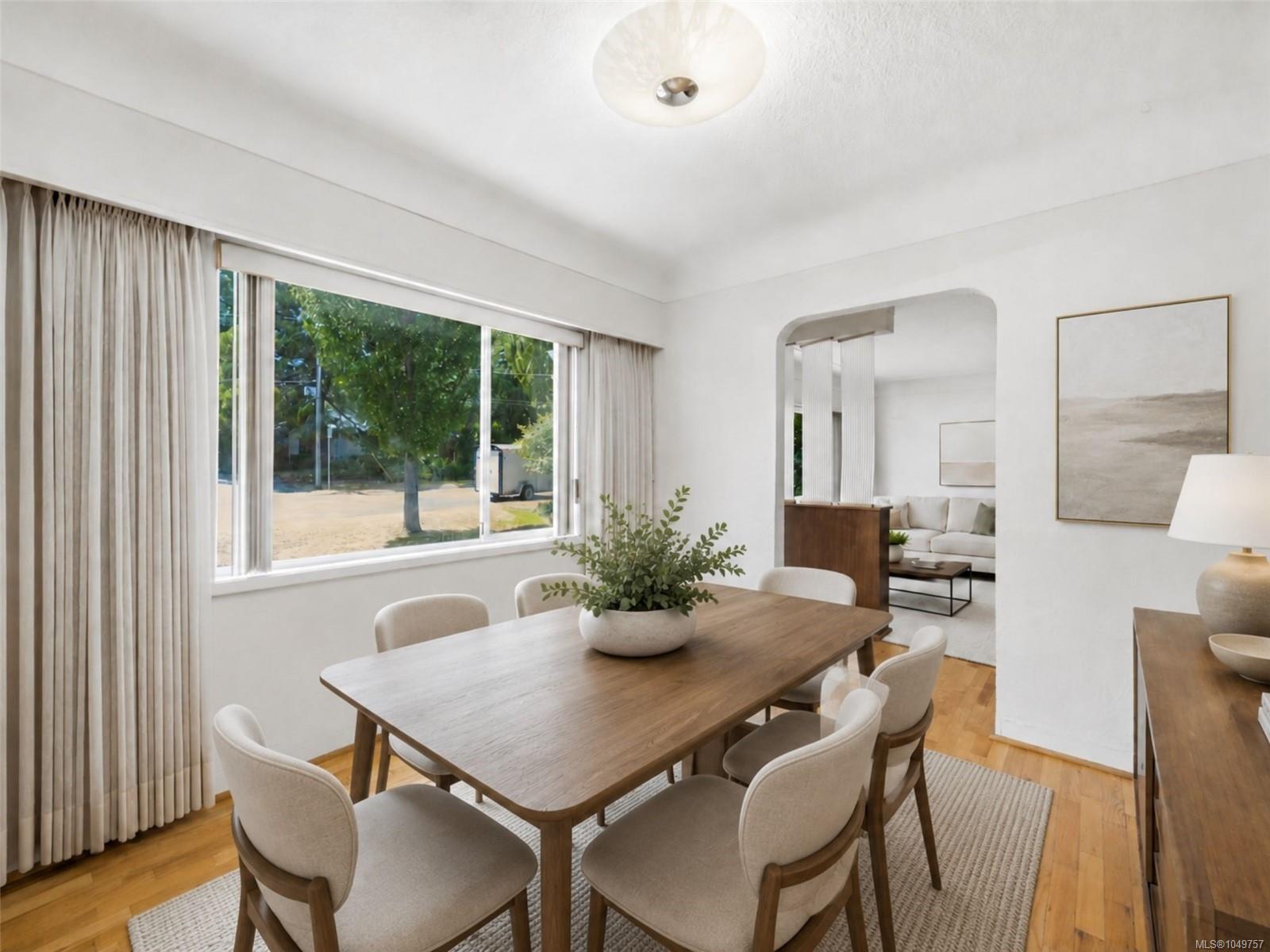 2430 Camelot Rd — listing photo 5 of 36