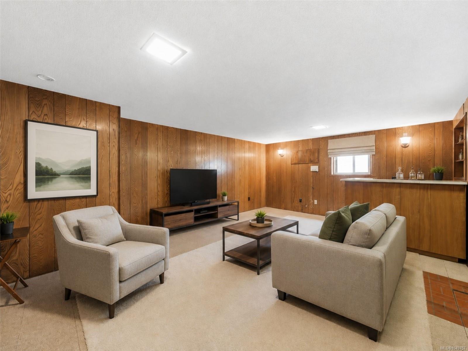 2430 Camelot Rd — listing photo 9 of 36