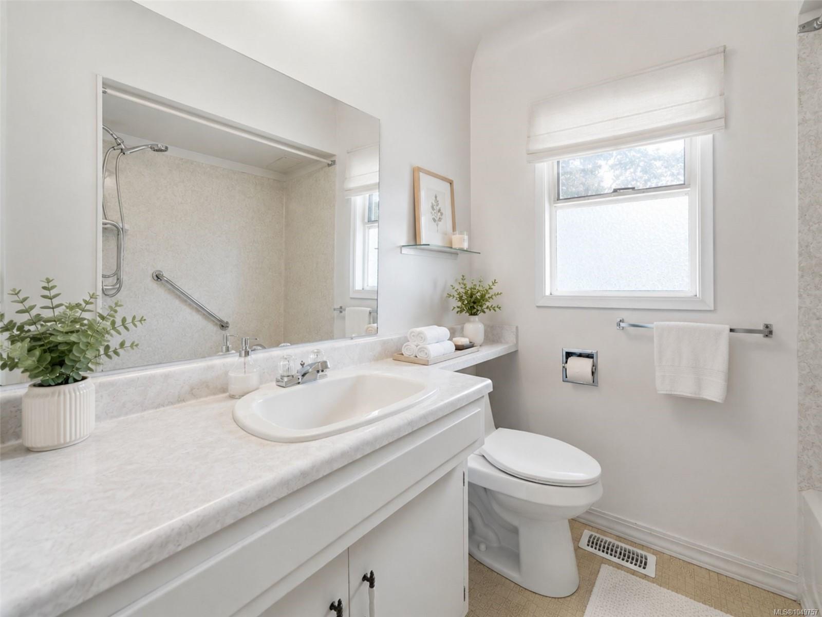 2430 Camelot Rd — listing photo 10 of 36