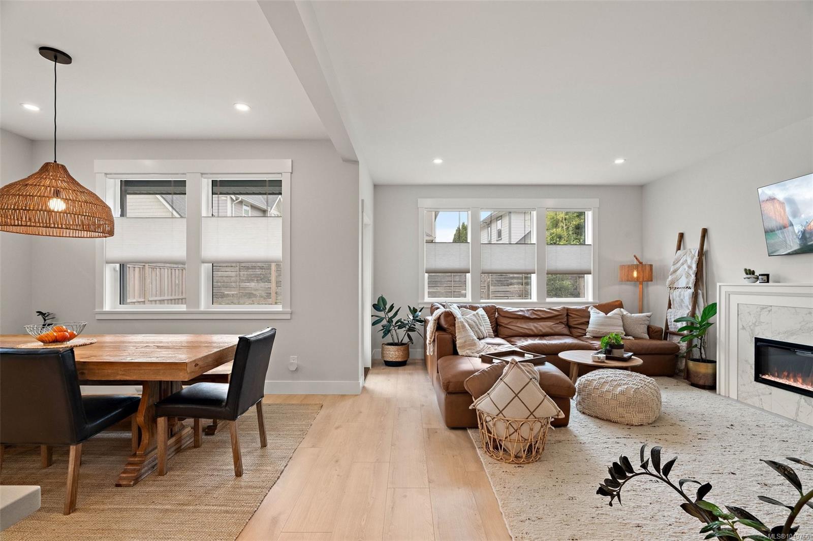 2274 Evelyn Lane — listing photo 7 of 34