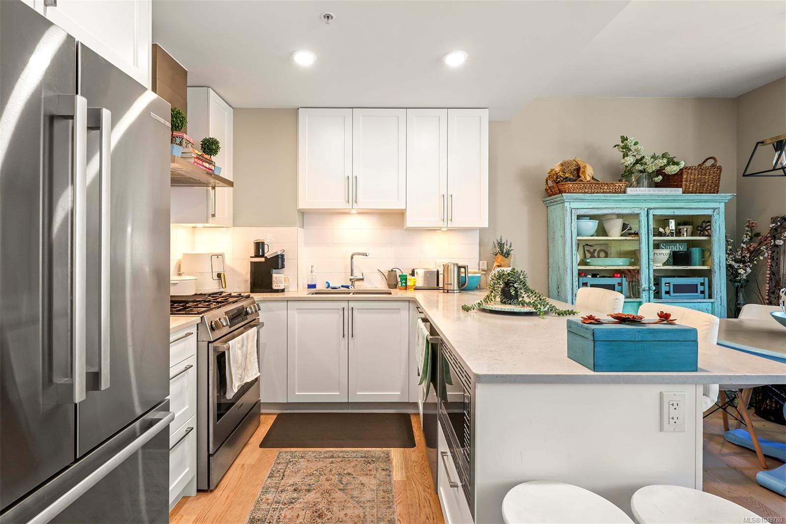 407-3529 Dolphin Dr — listing photo 5 of 31