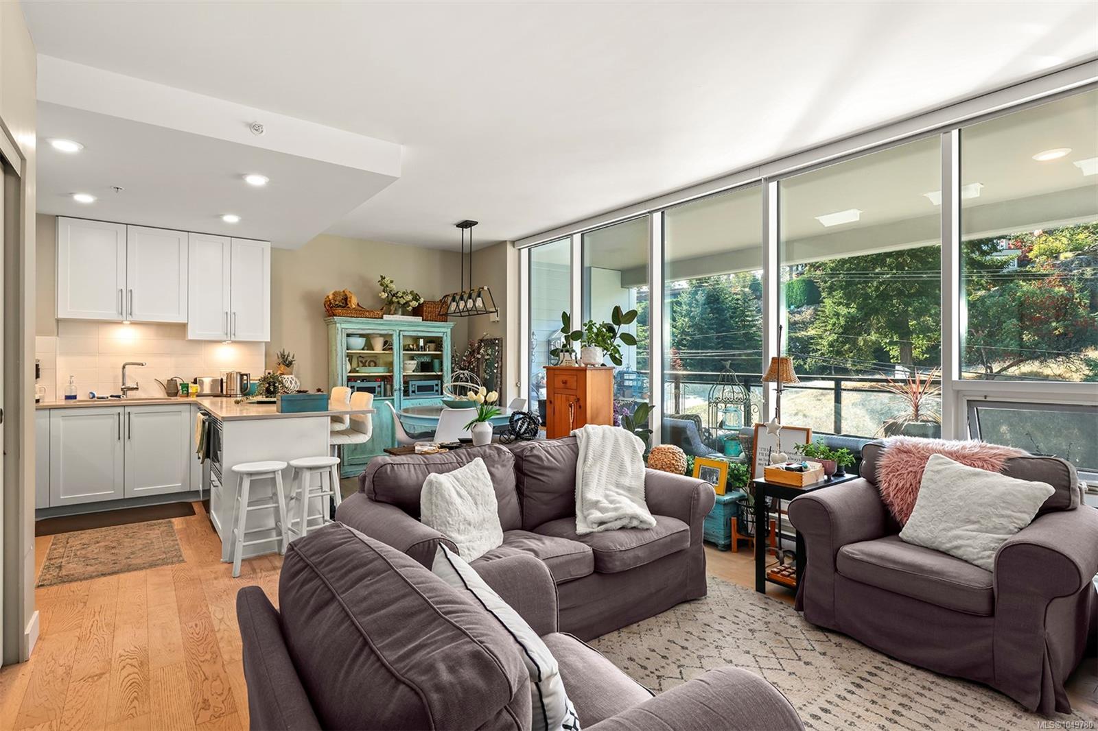 407-3529 Dolphin Dr — listing photo 8 of 31