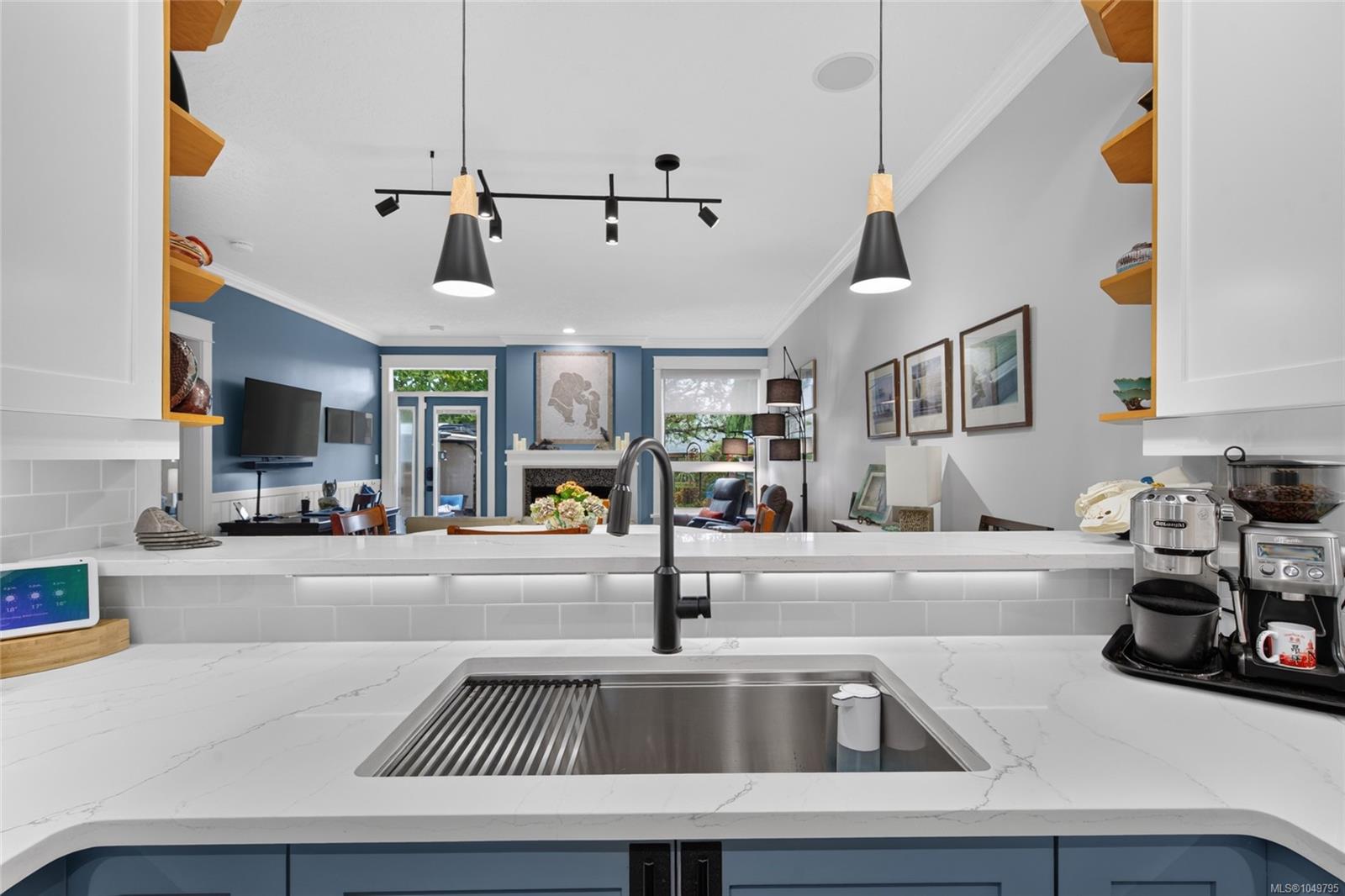 2B-7250 West Saanich Rd — listing photo 8 of 36