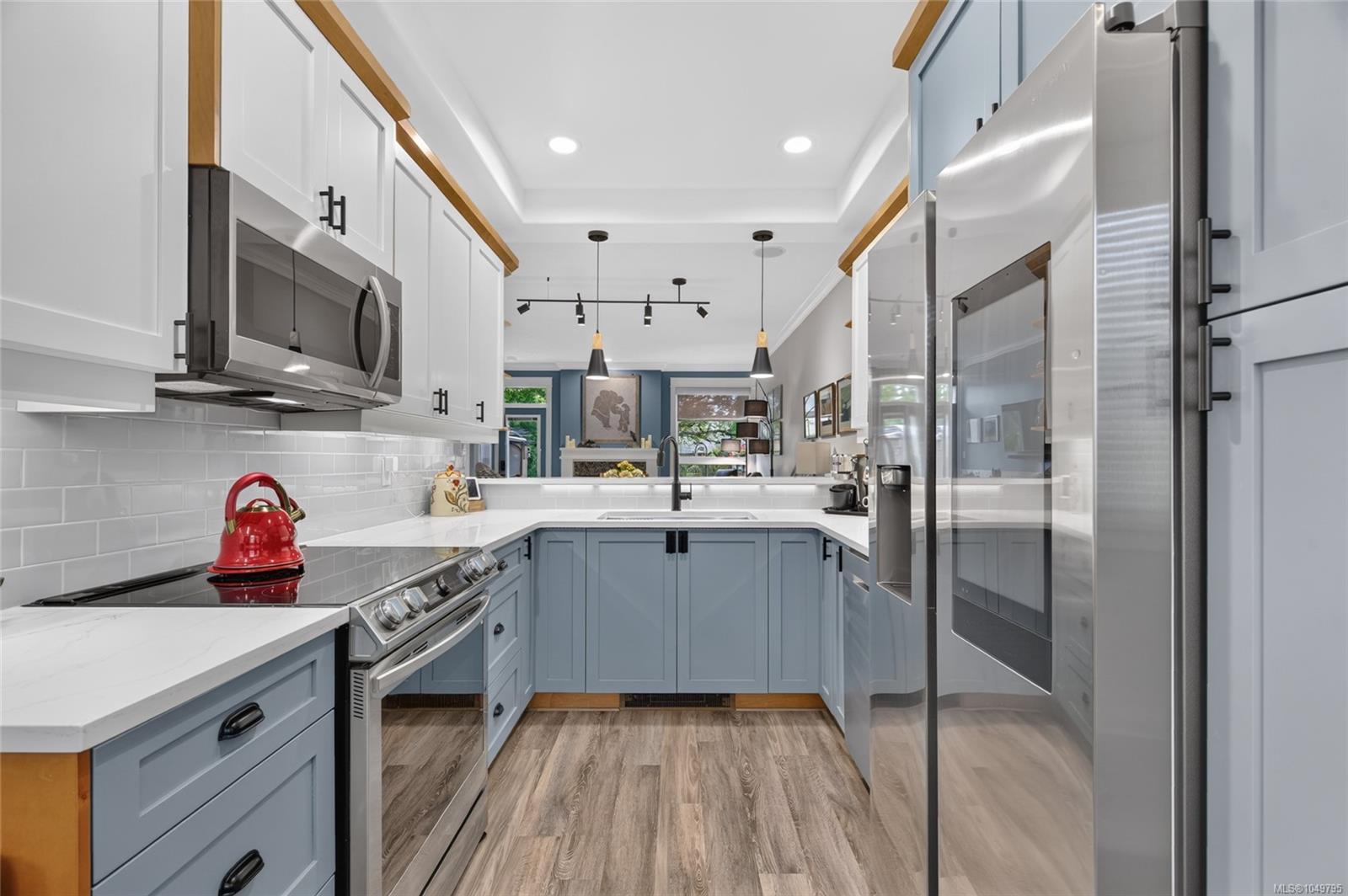 2B-7250 West Saanich Rd — listing photo 9 of 36