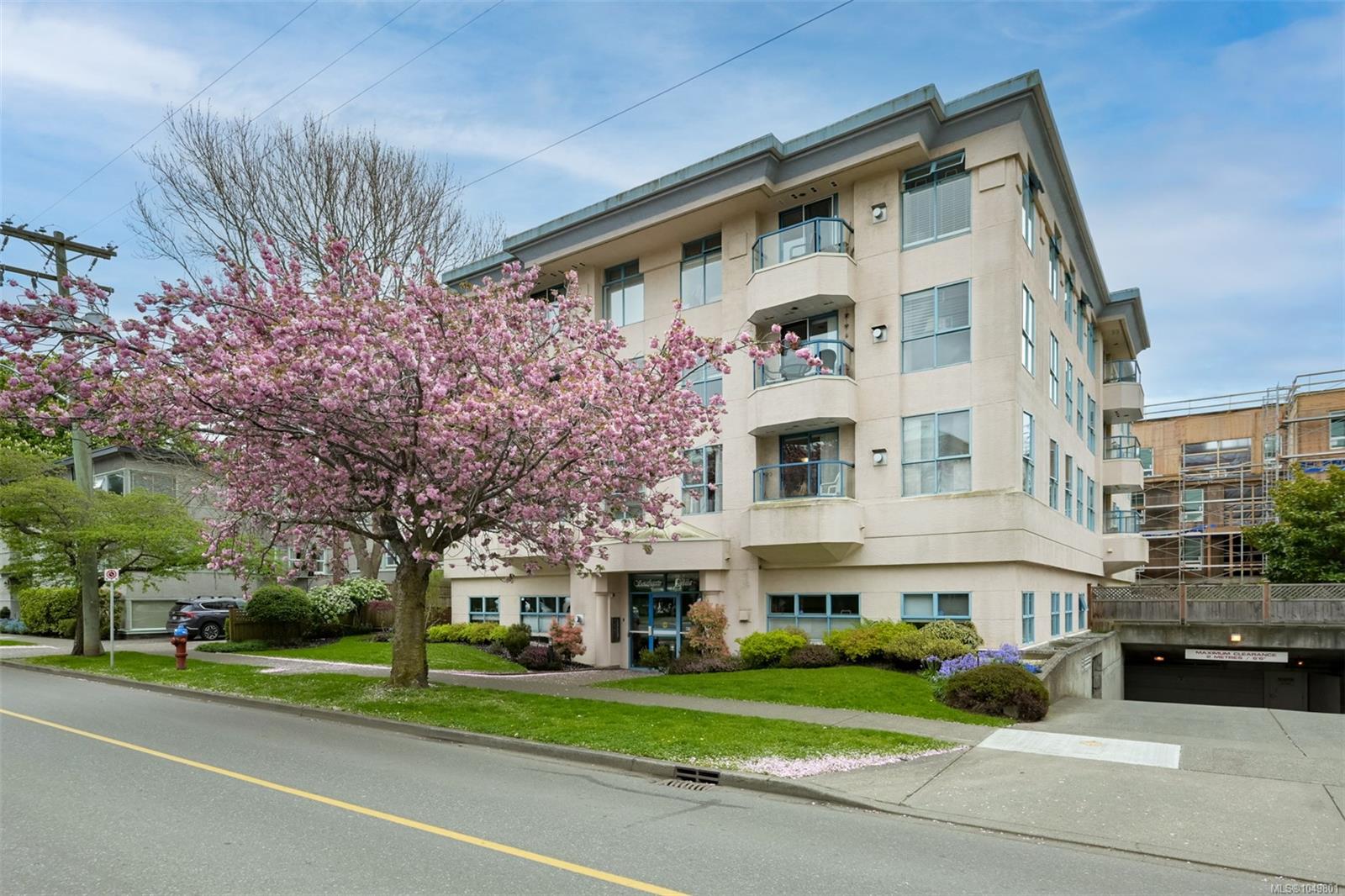 209-1063 Southgate St — listing photo 2 of 37